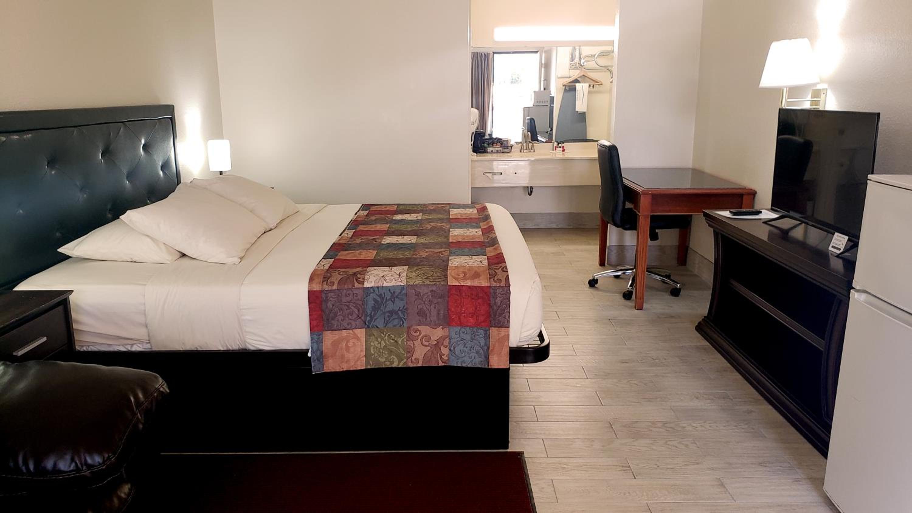 Room with King Bed - Smoking  photo 3