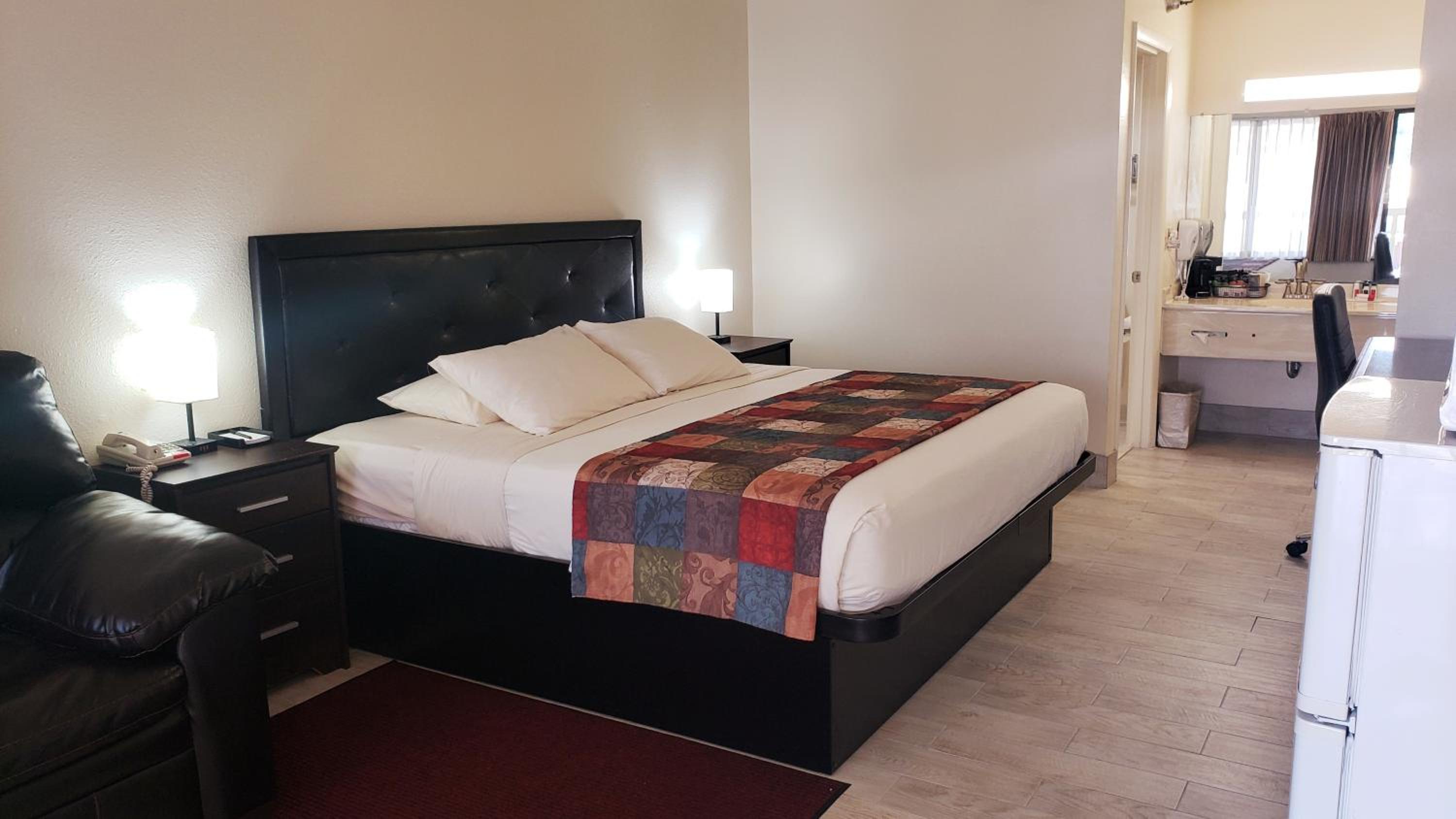 Room with King Bed - Non-Smoking photo 3
