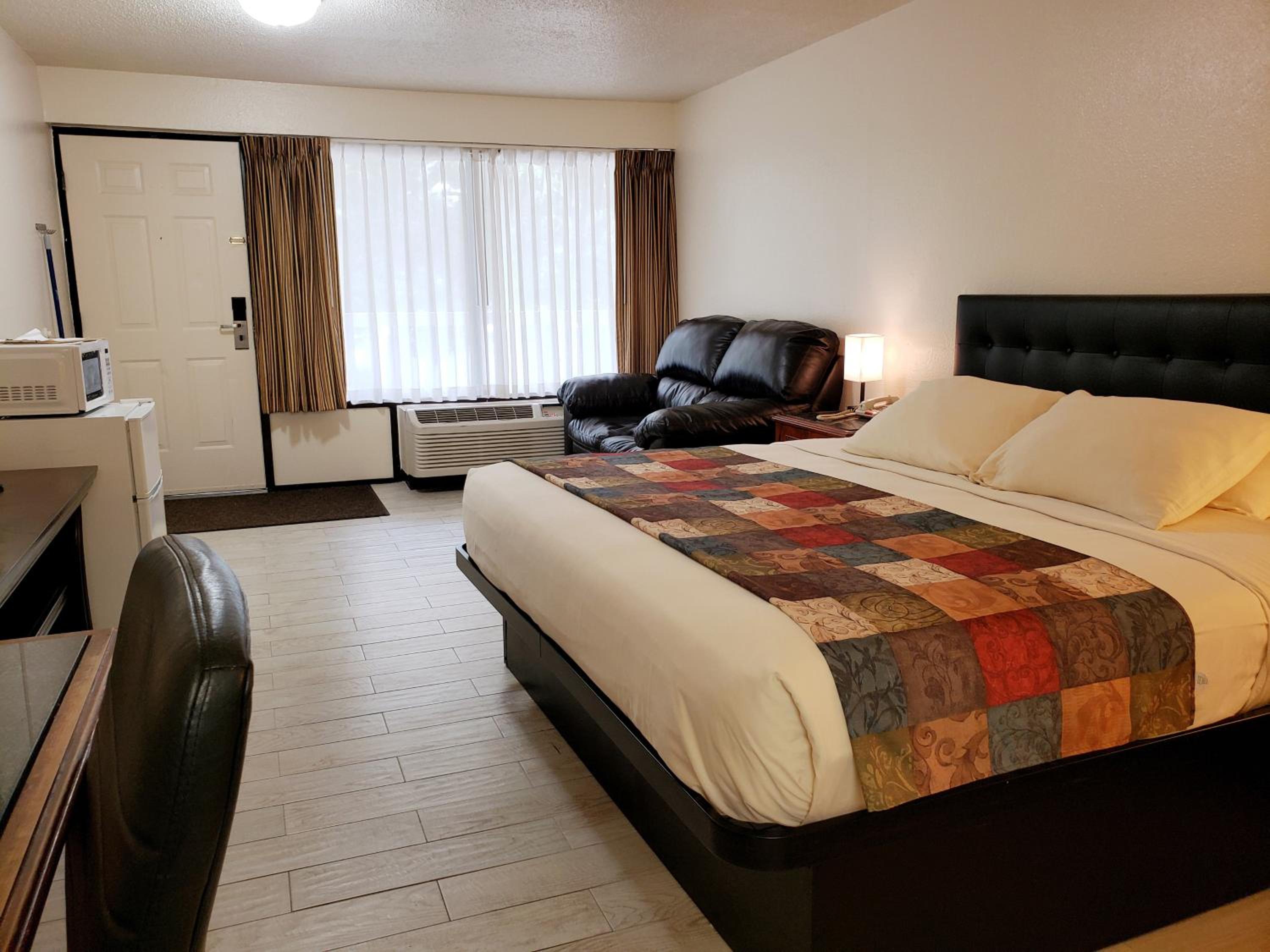 Room with King Bed - Non-Smoking photo 2