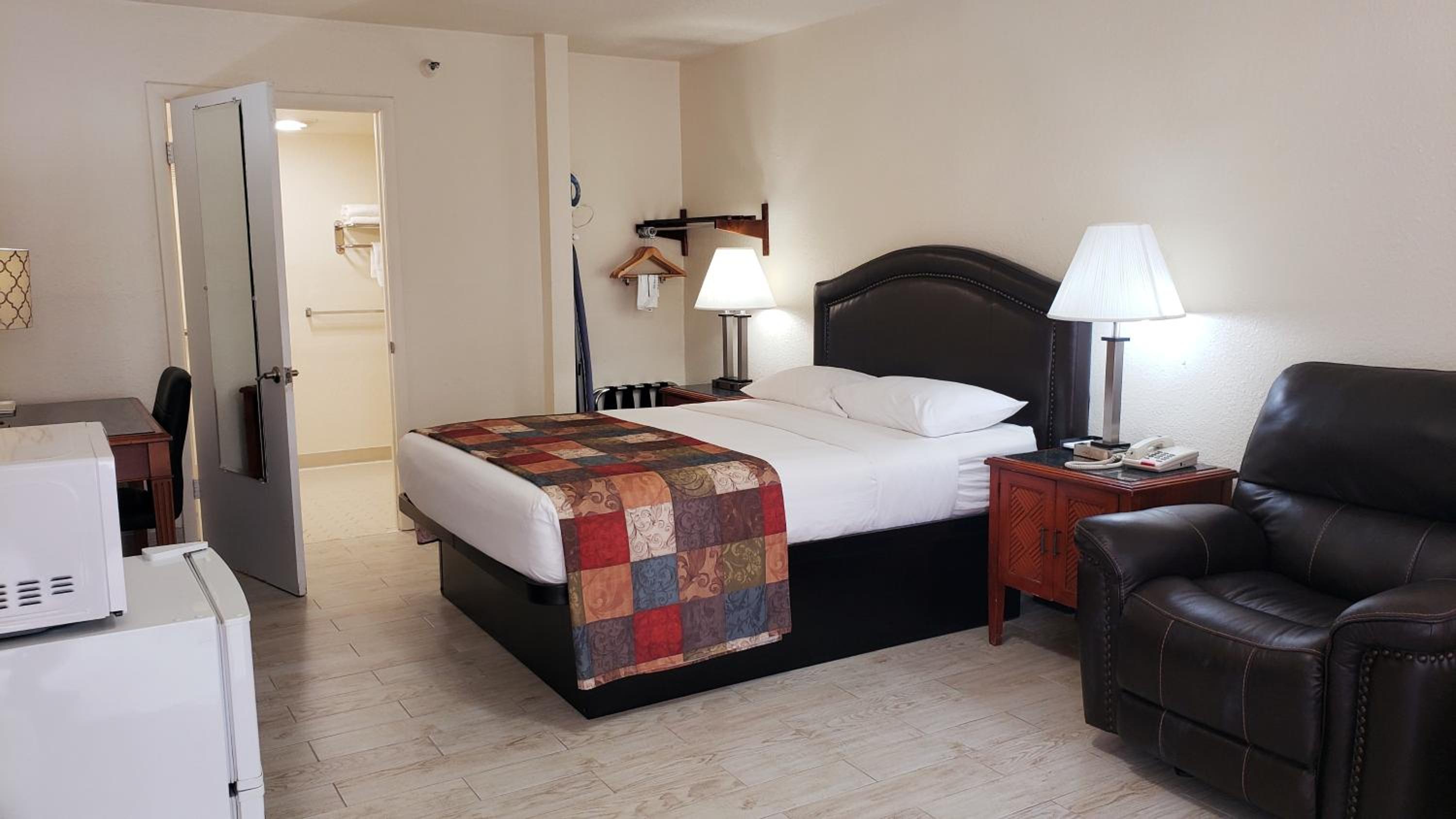 Room with Queen Bed - Disability Accessible photo 3