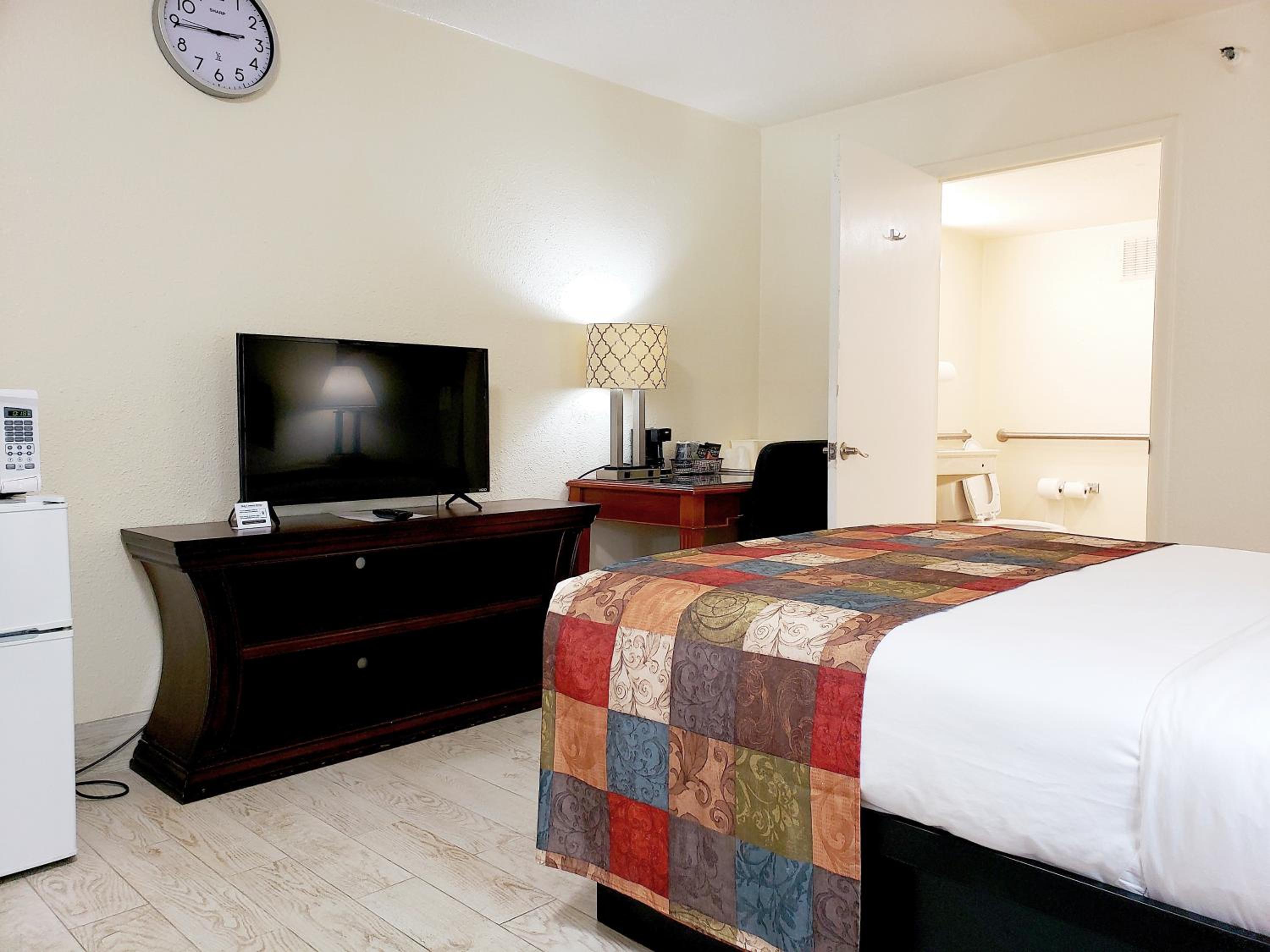 Room with Queen Bed - Disability Accessible photo 2