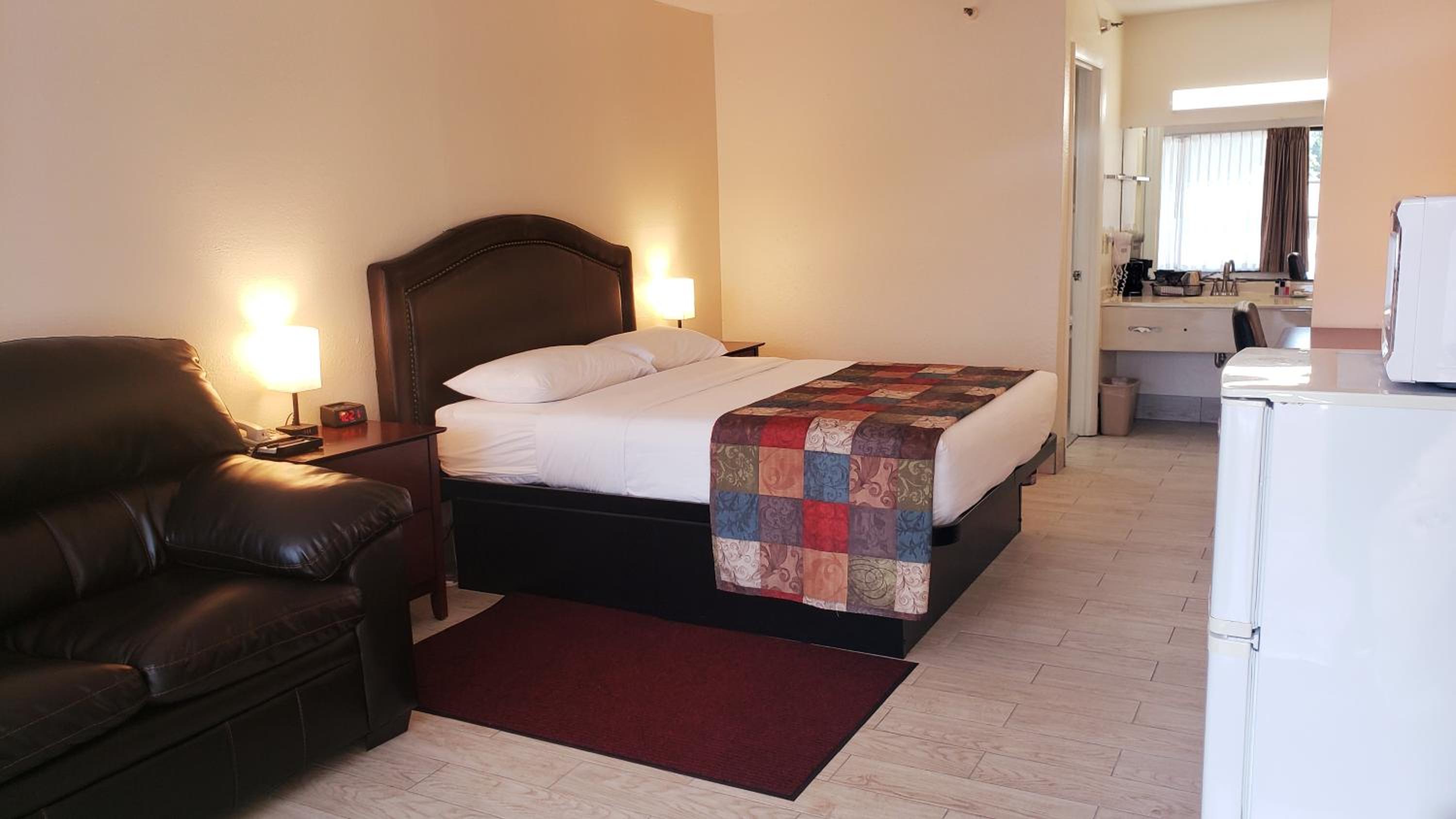 Room with Queen Bed  - Non-Smoking photo 1