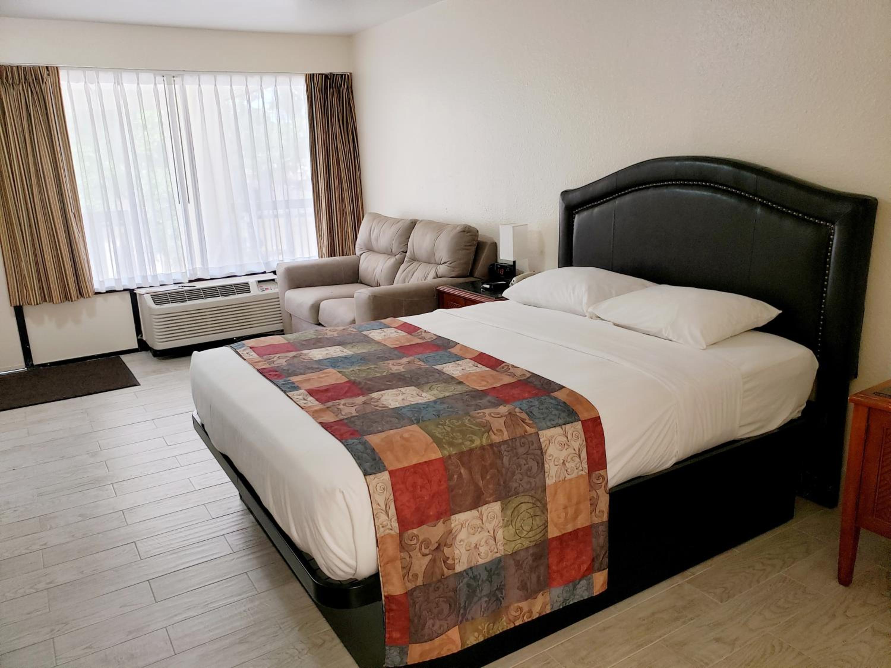 Room with Queen Bed  - Non-Smoking photo 3