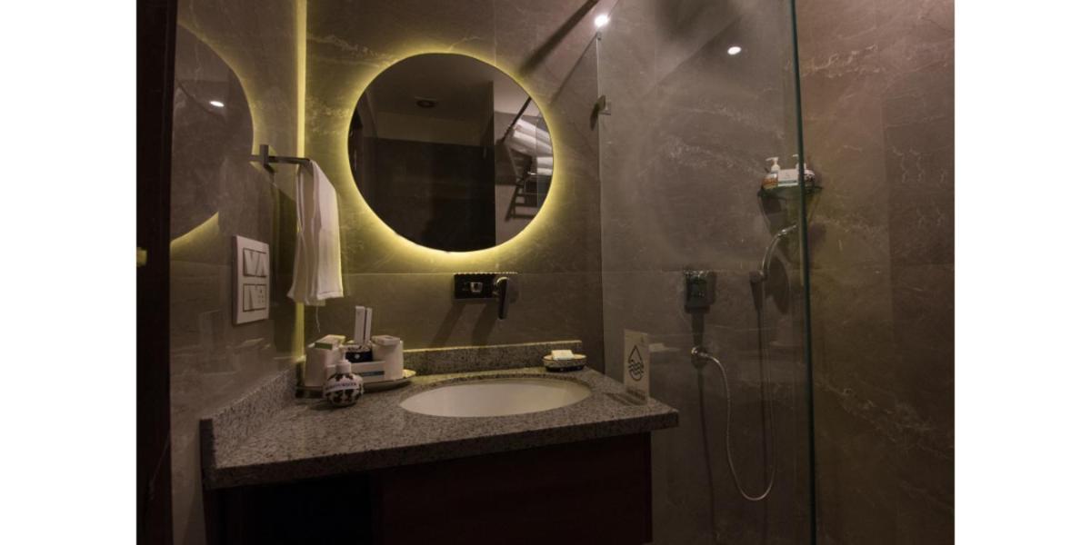 Superior Room with Balcony - Photo 4