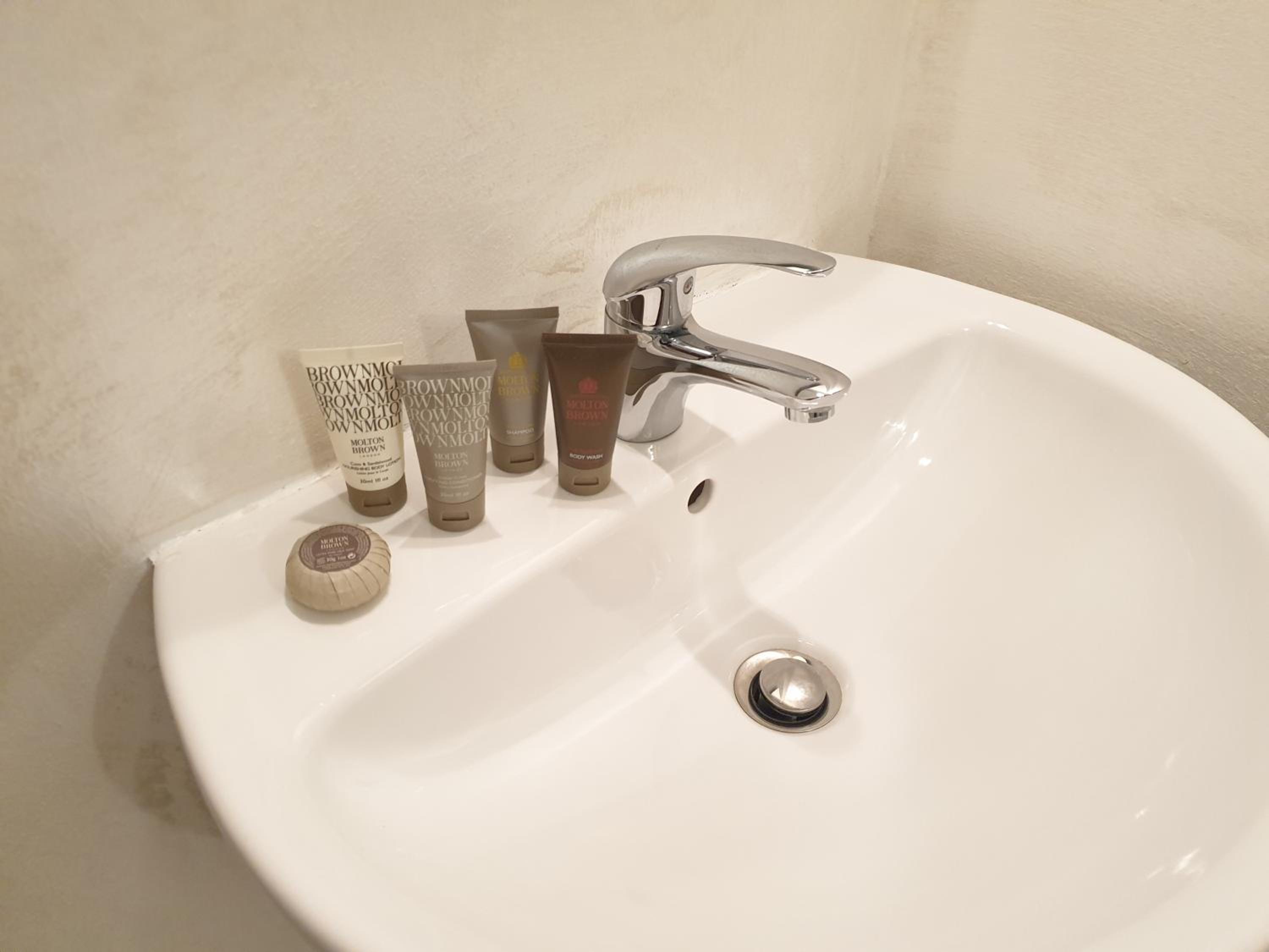 Deluxe Queen Room - Photo 7