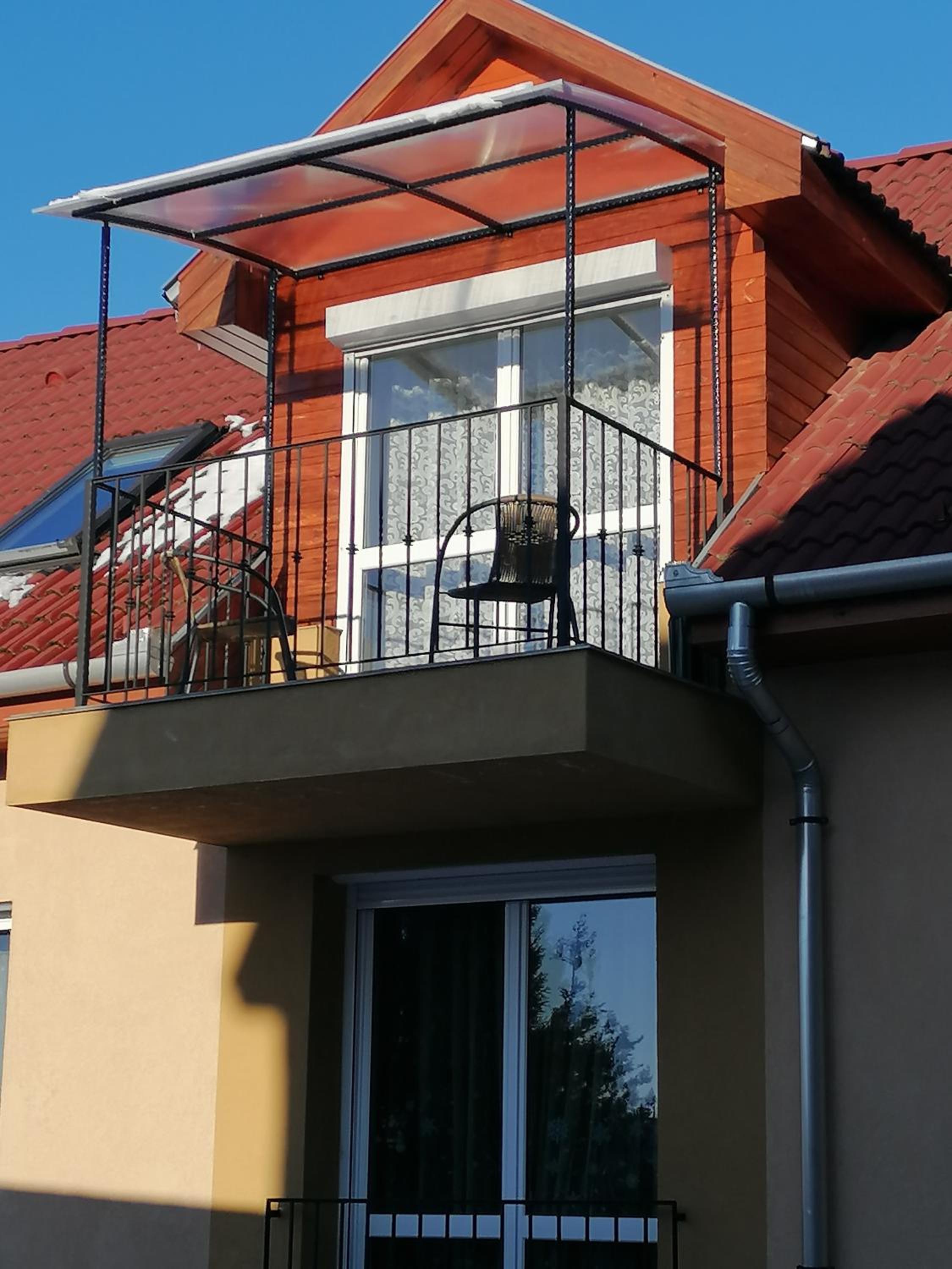 Apartment with Balcony - Photo 3