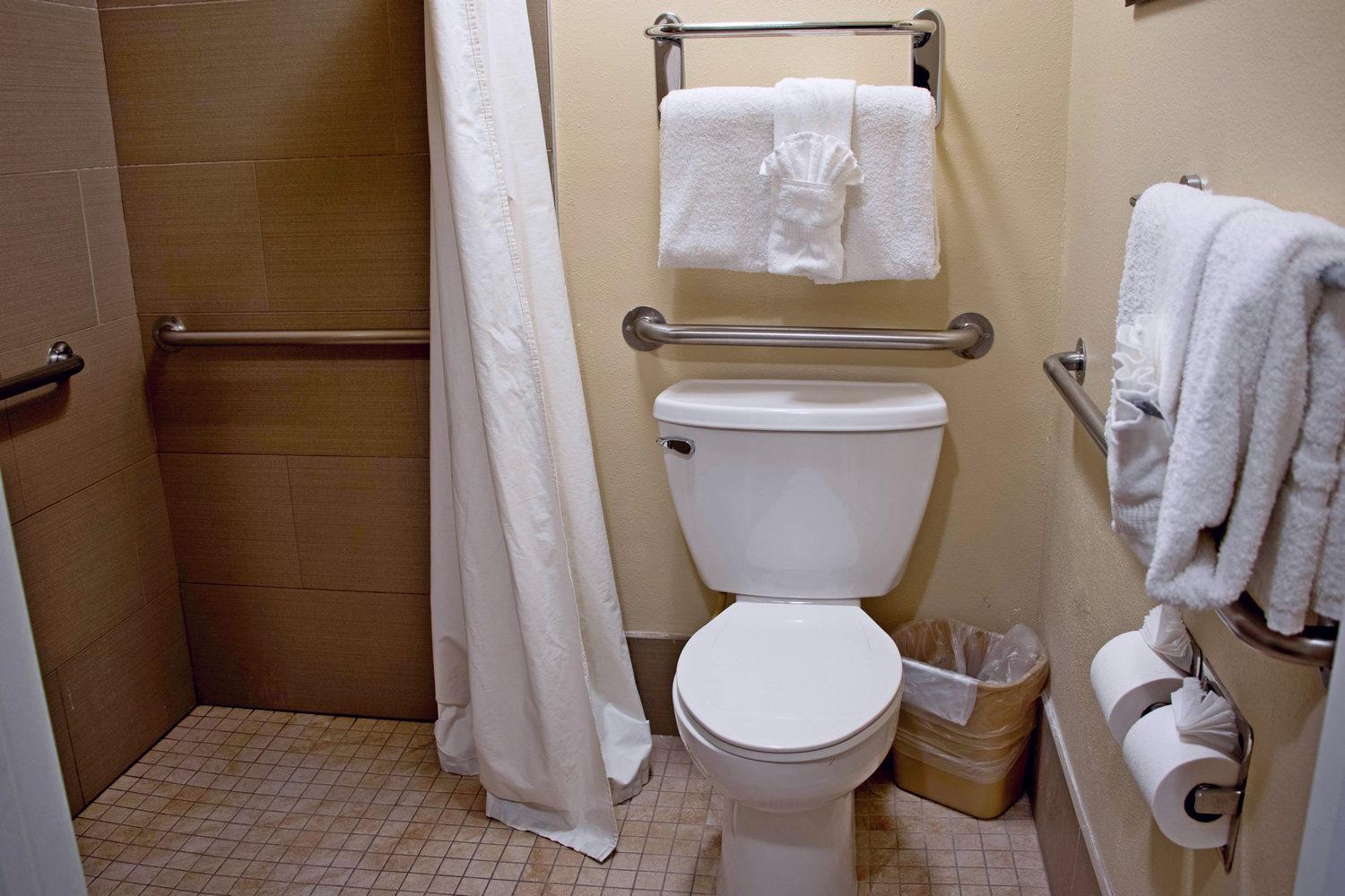 Standard Room Two Double Beds Accessible Roll-in Shower Non-Smoking - Photo 2