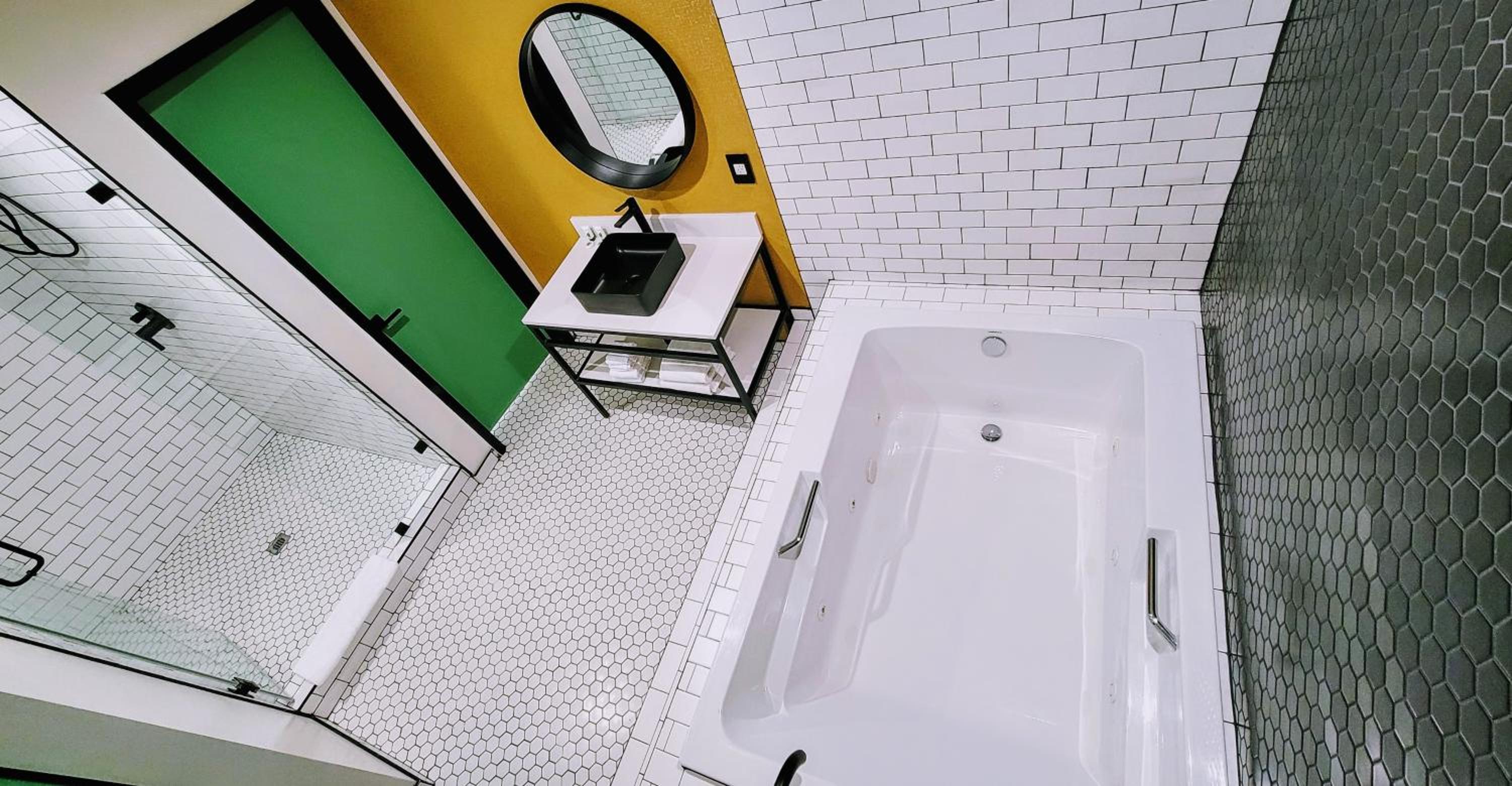 Suite with Hot Tub - Photo 8