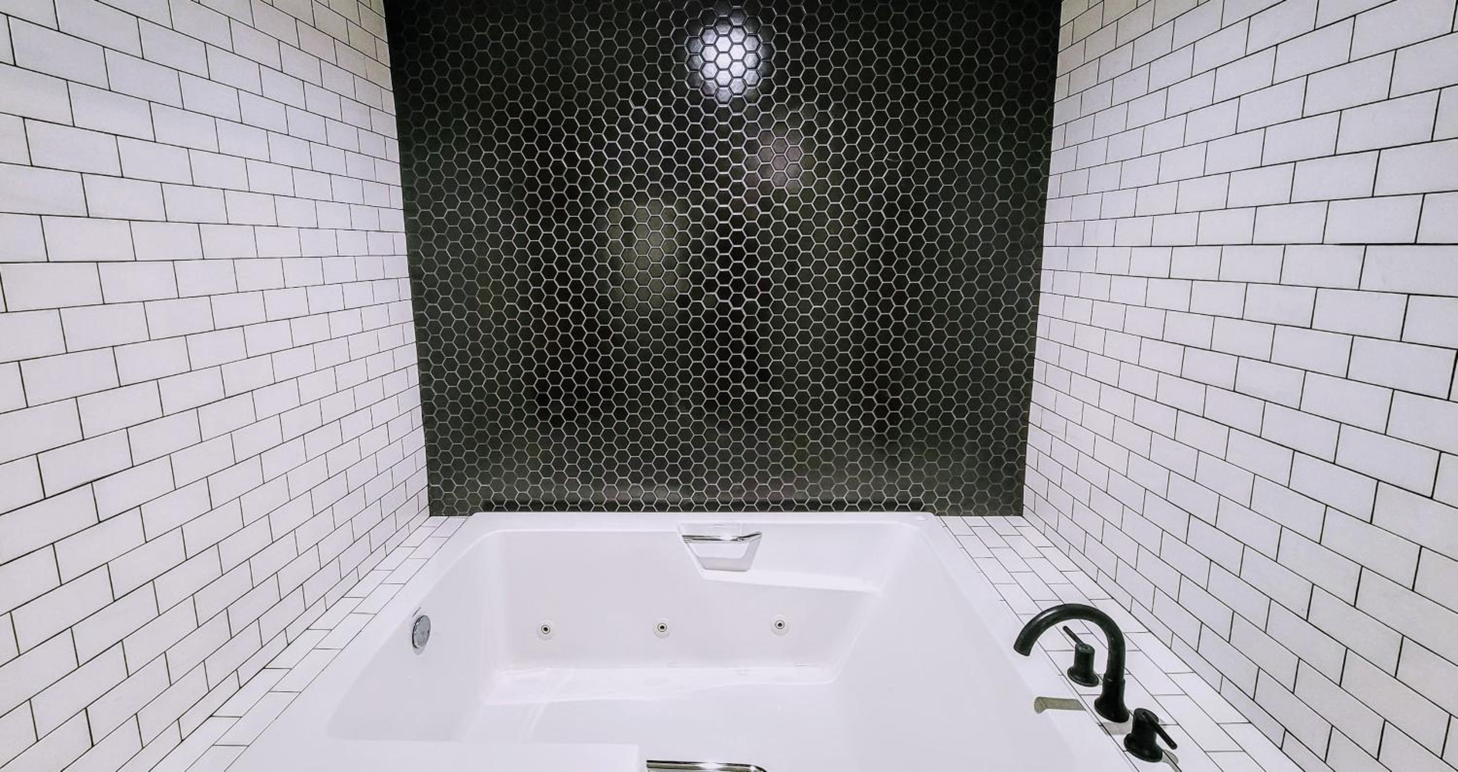 Suite with Hot Tub - Photo 5