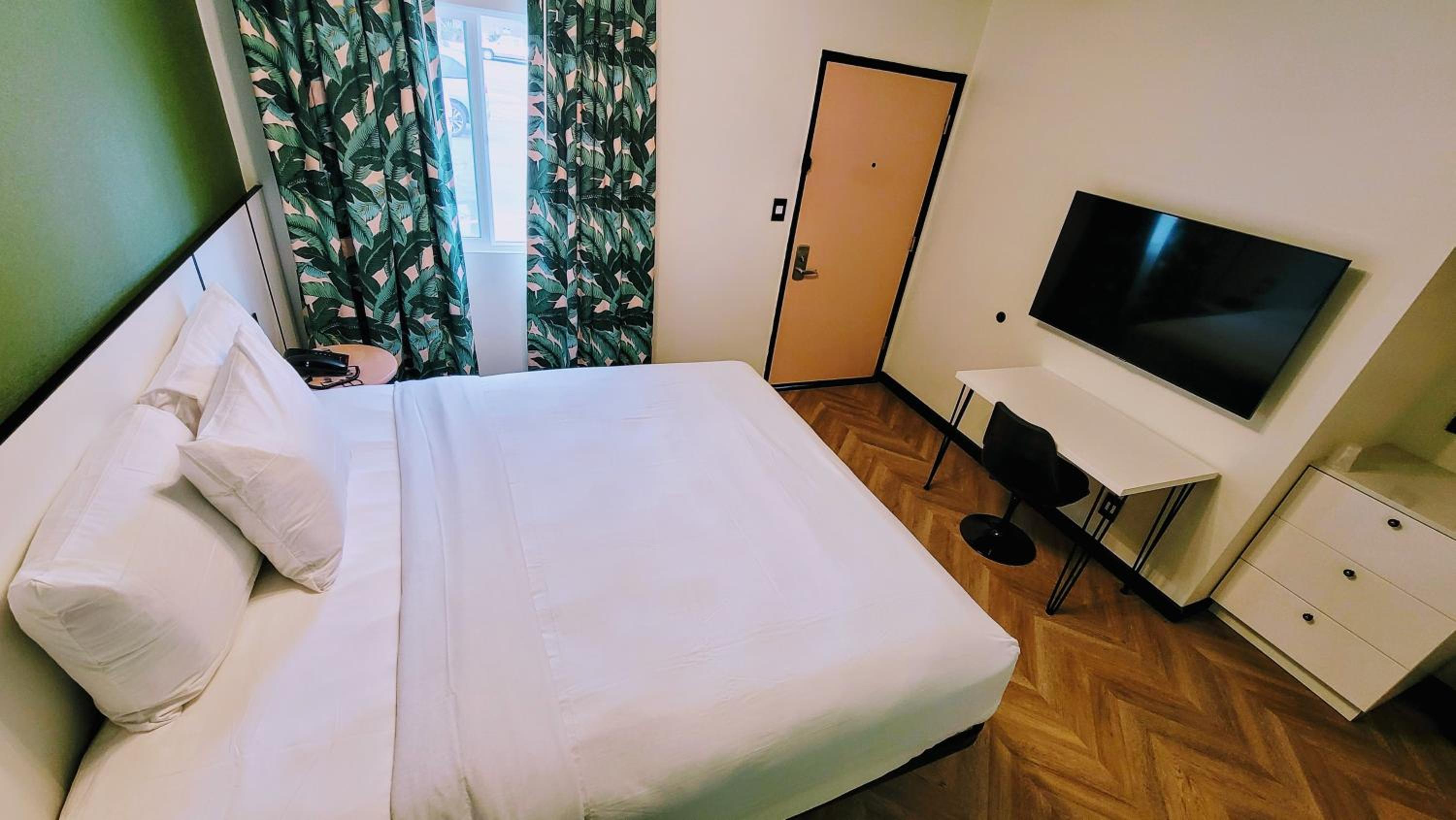 Suite with Hot Tub - Photo 4