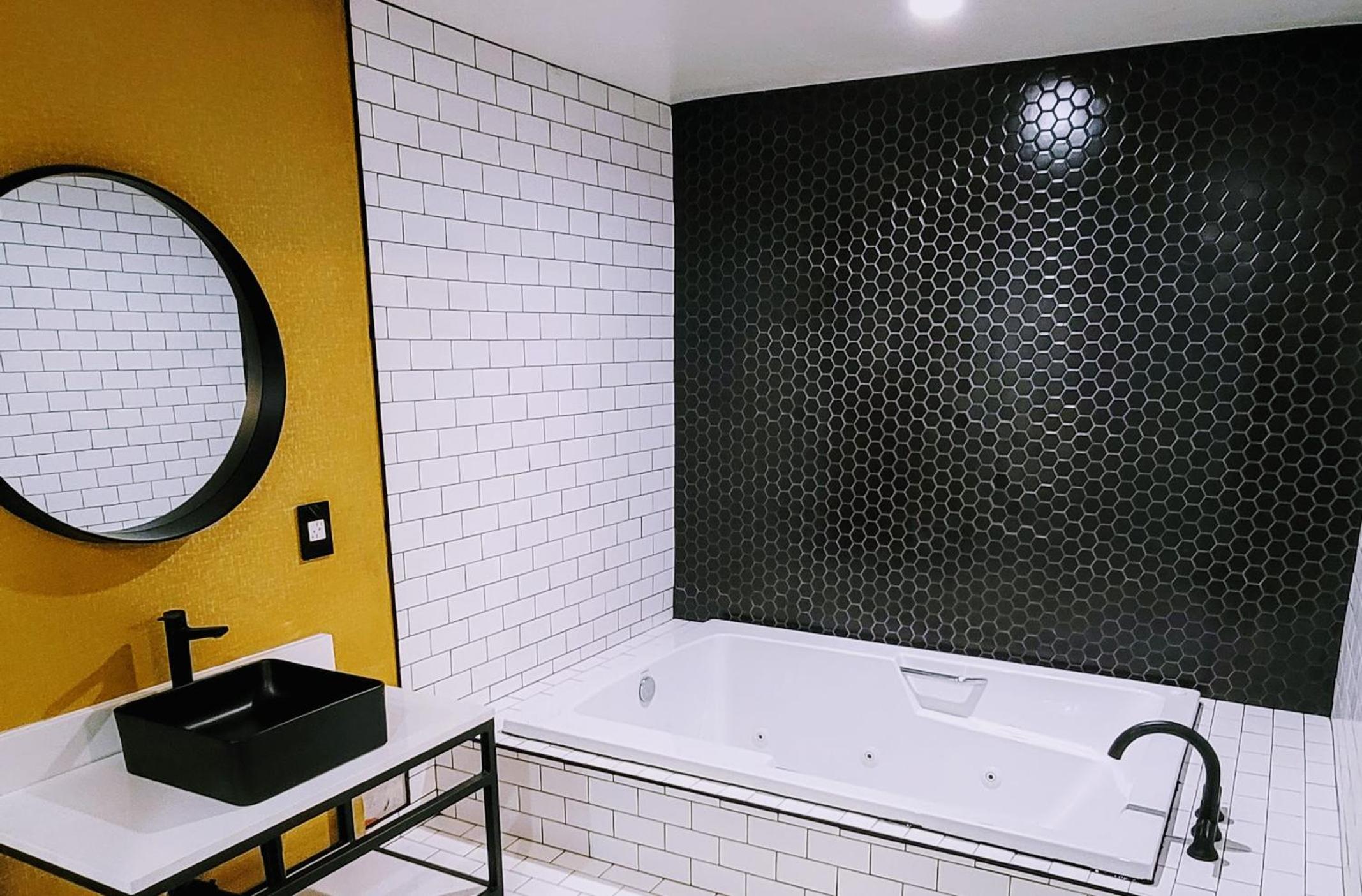 Suite with Hot Tub - Photo 2