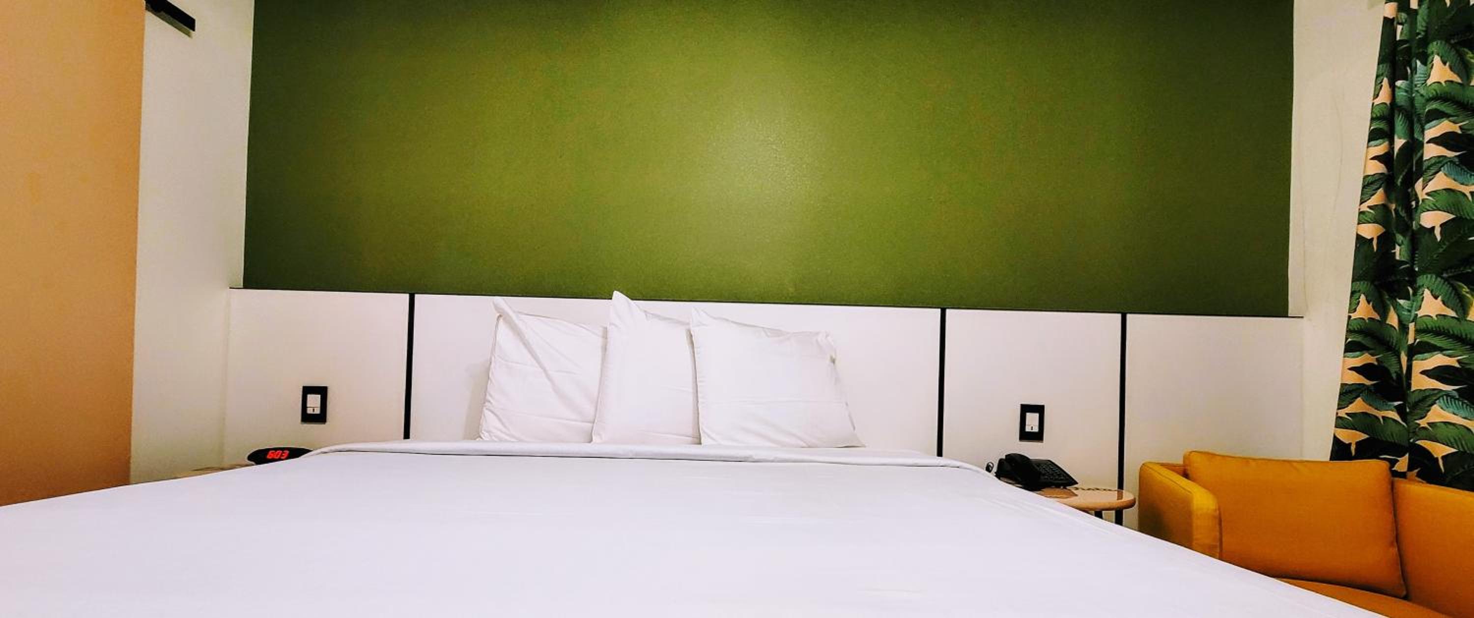 Deluxe King Room - Photo 4