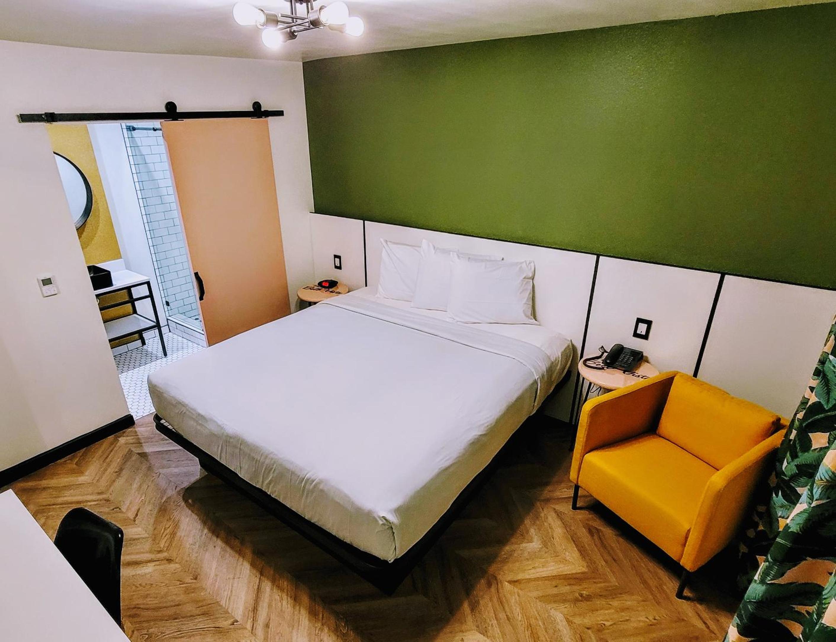Deluxe King Room - Photo 1