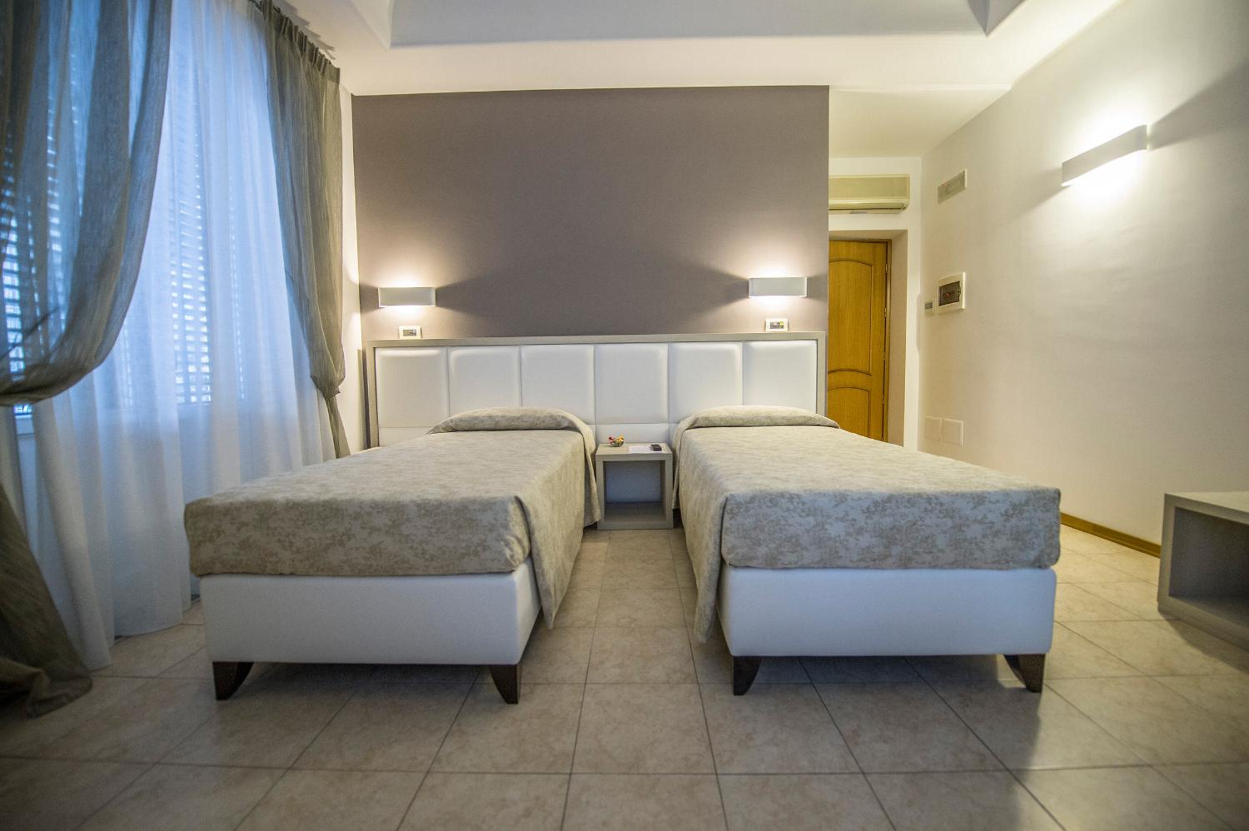 Classic Twin Room - Photo 2