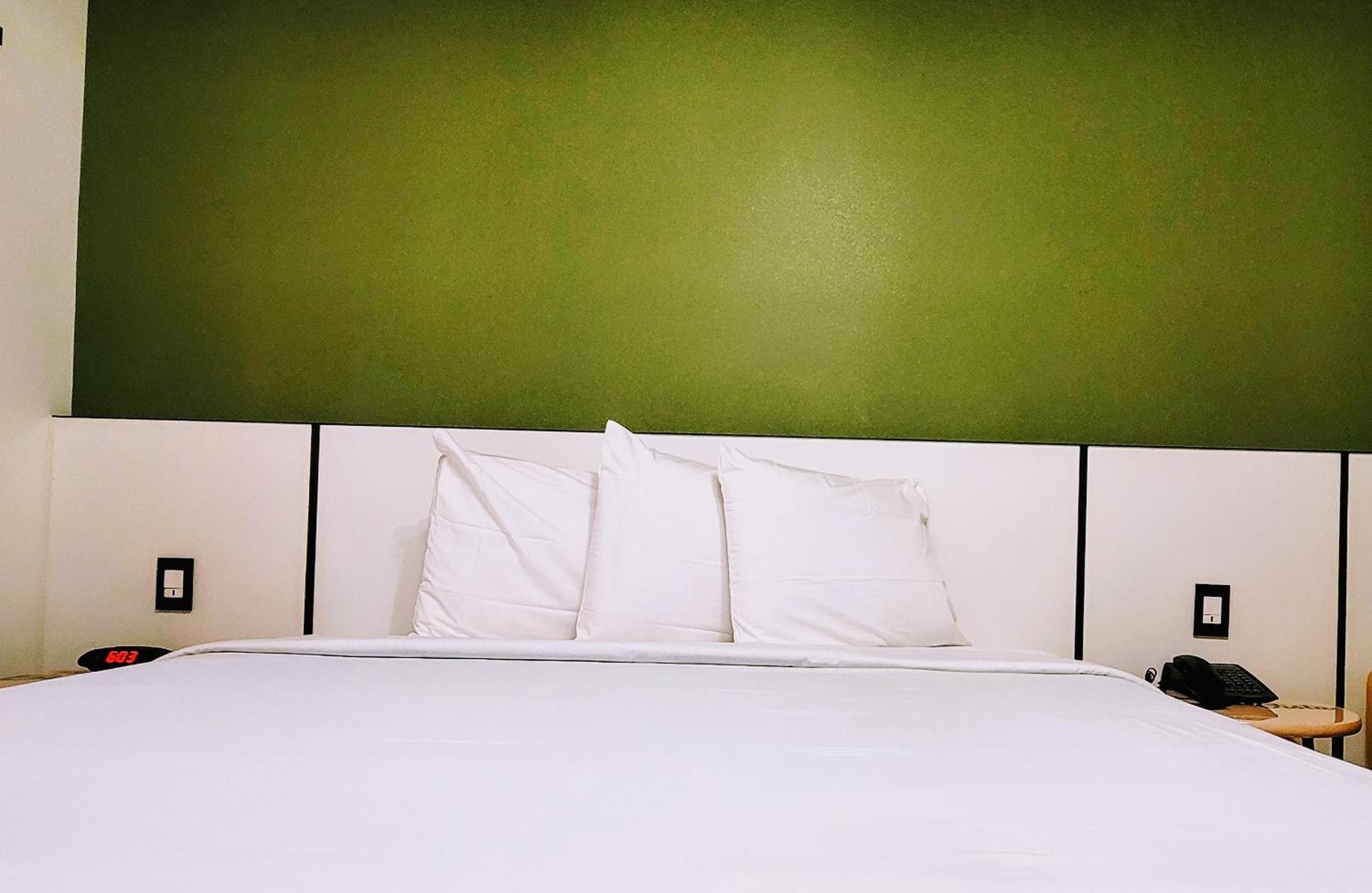 Deluxe King Room - Photo 2