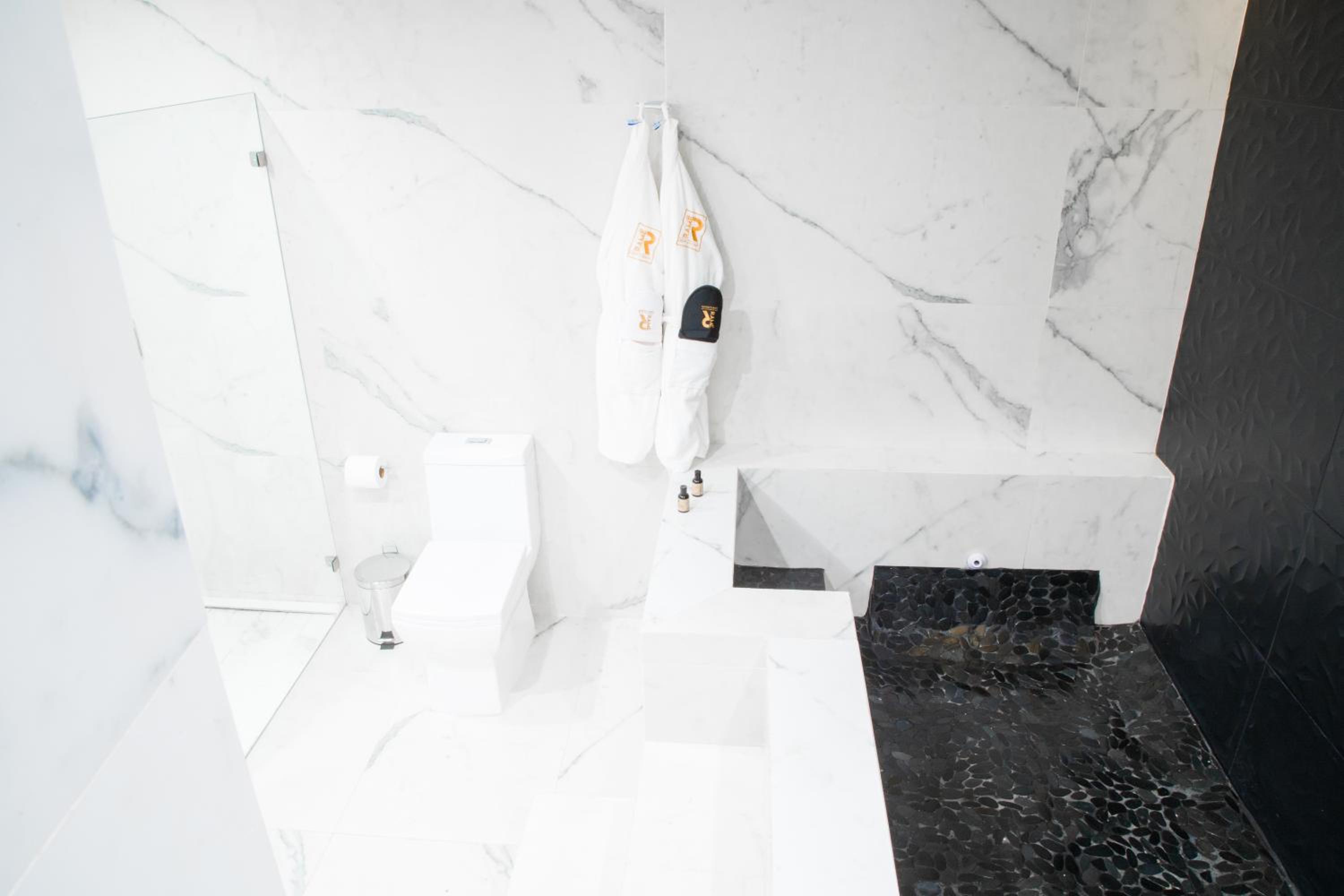 Suite with Private Pool - Photo 26