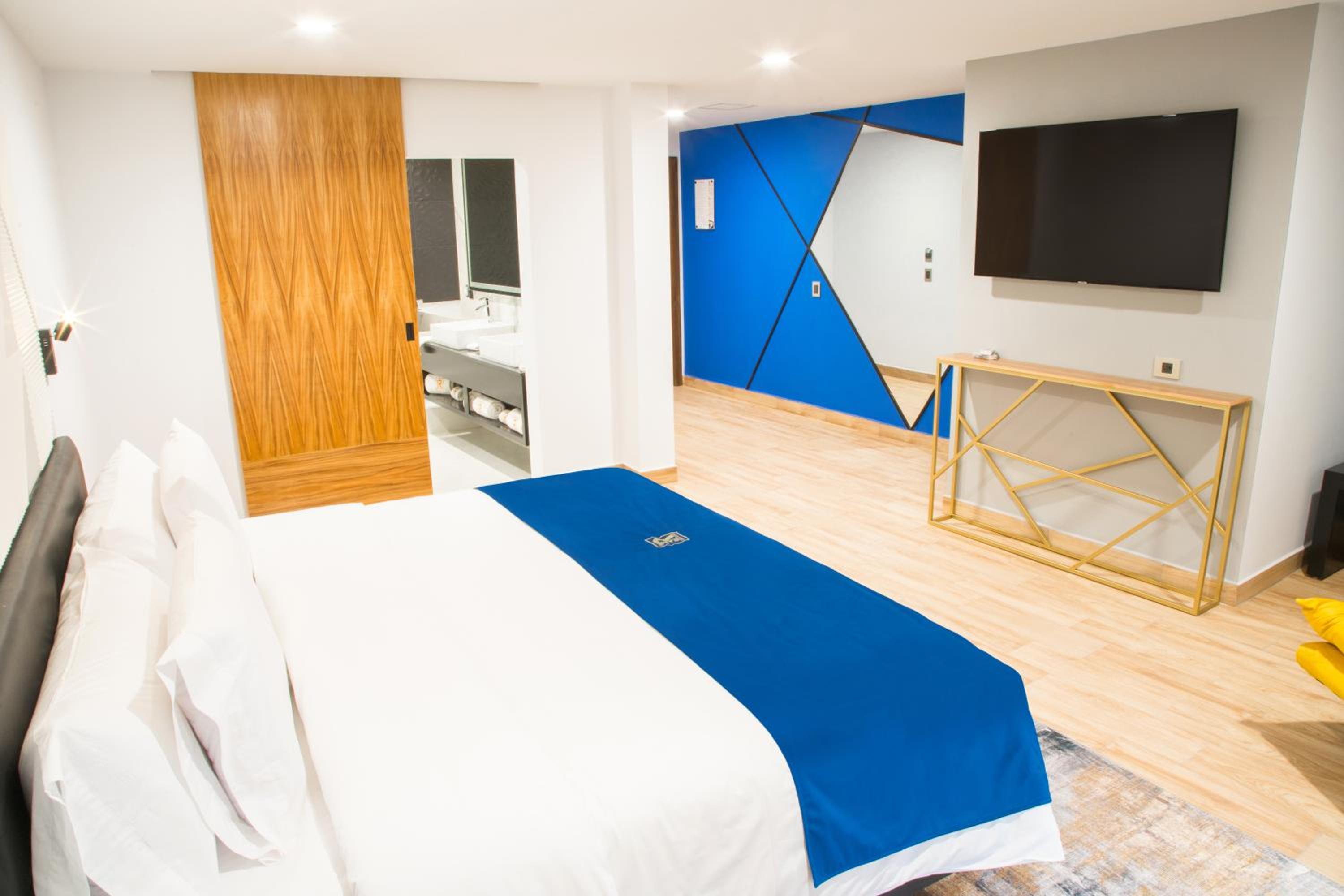 Suite with Private Pool - Photo 24