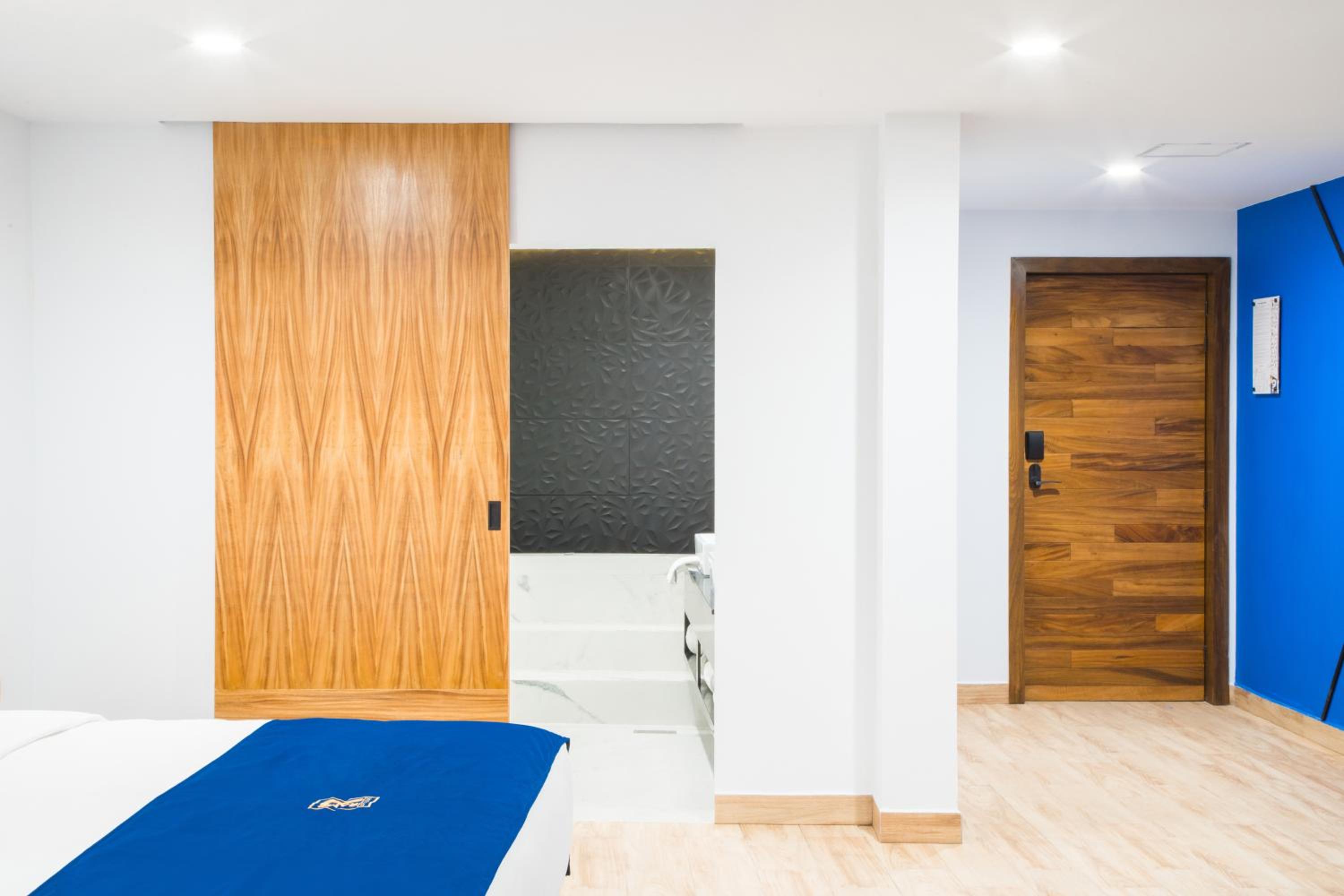 Suite with Private Pool - Photo 23