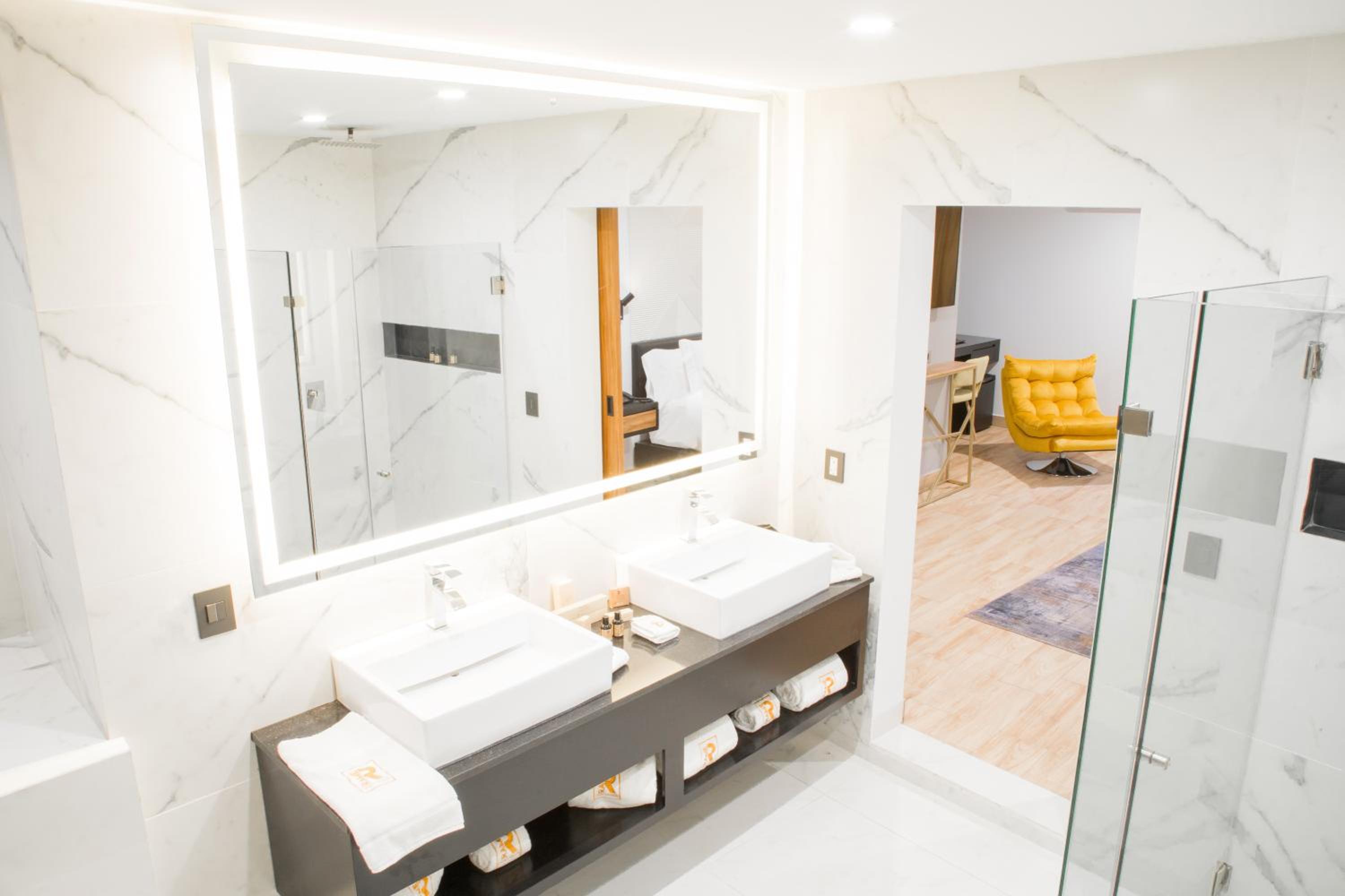 Suite with Private Pool - Photo 21
