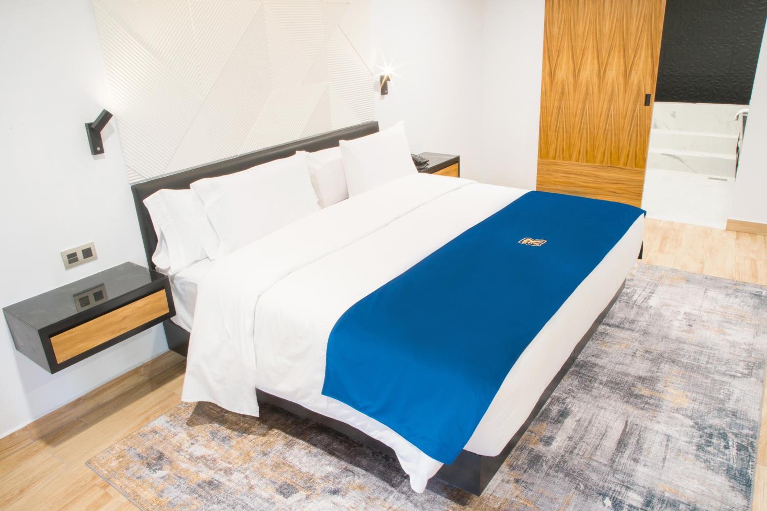 Suite with Private Pool - Photo 19