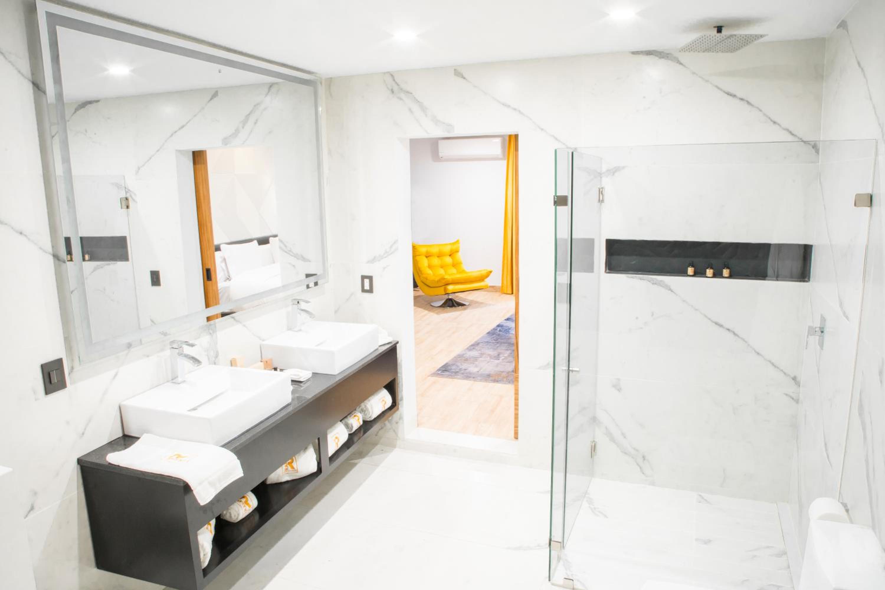 Suite with Private Pool - Photo 18