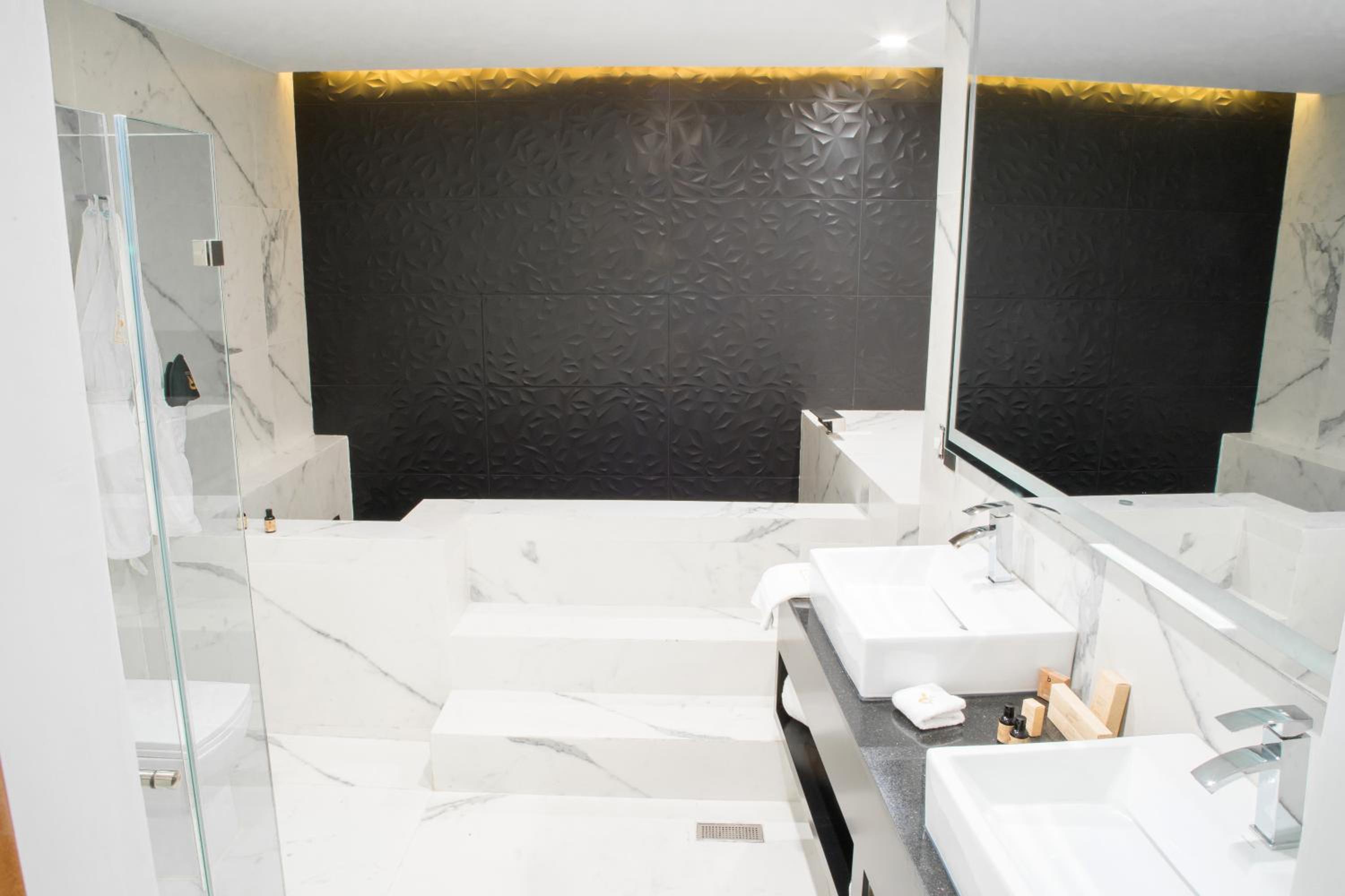 Suite with Private Pool - Photo 15