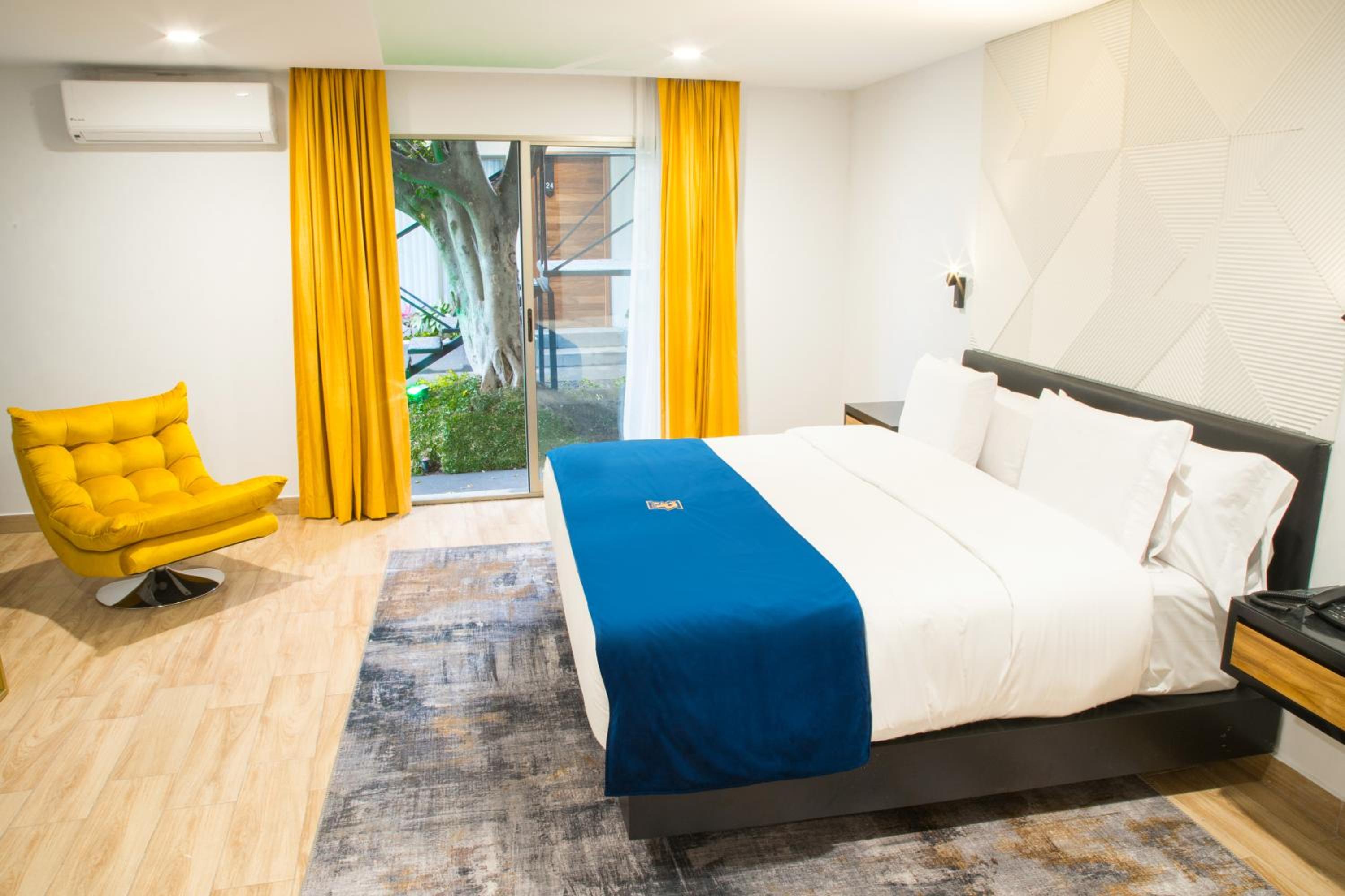 Suite with Private Pool - Photo 12