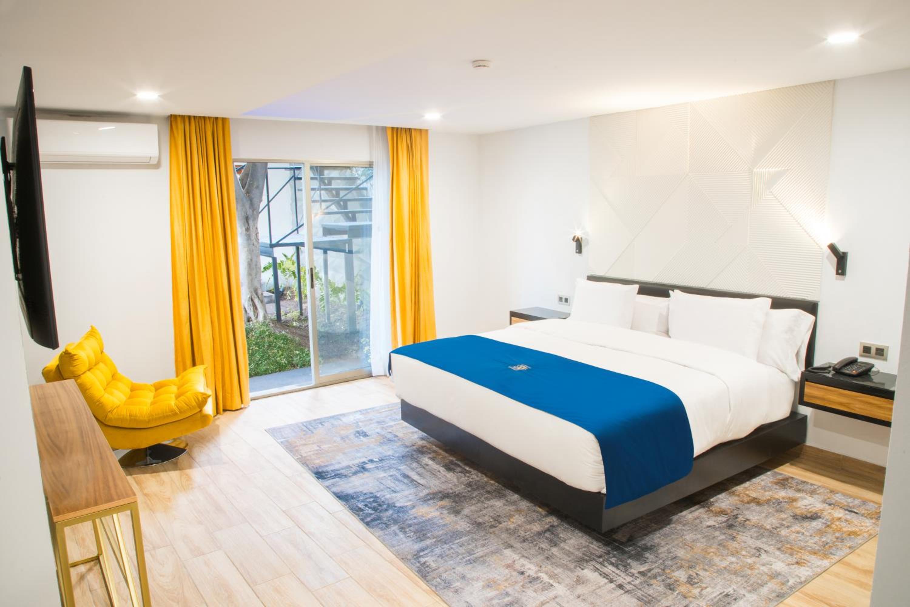 Suite with Private Pool - Photo 10