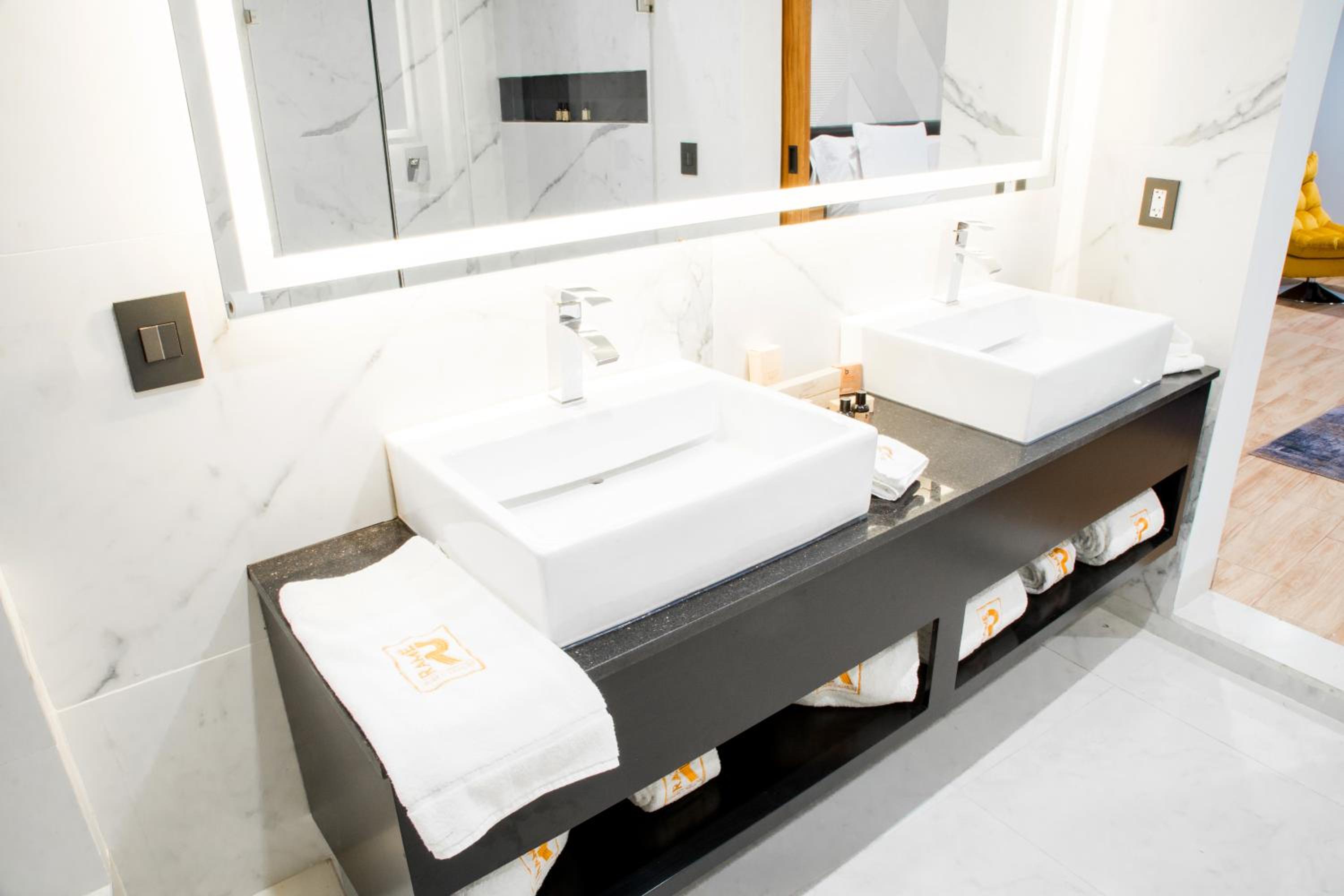 Suite with Private Pool - Photo 9