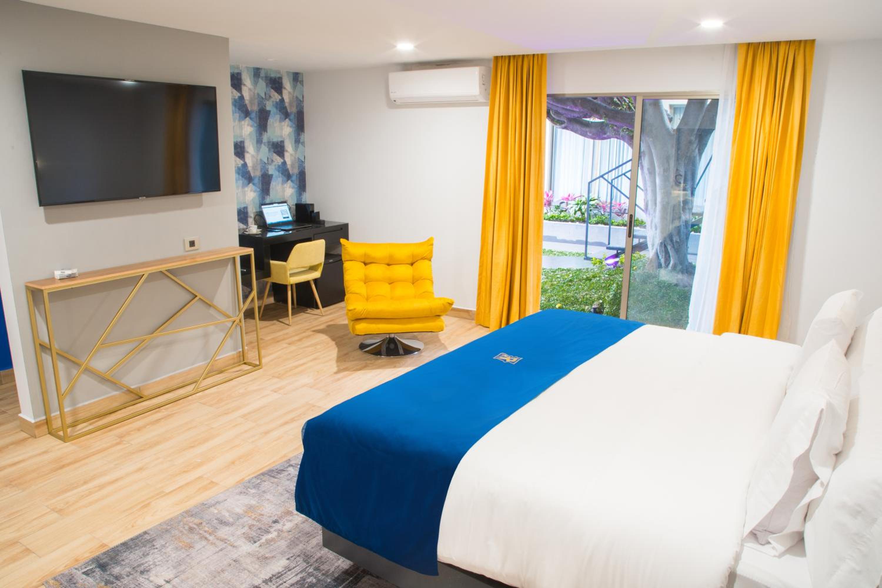 Suite with Private Pool - Photo 8