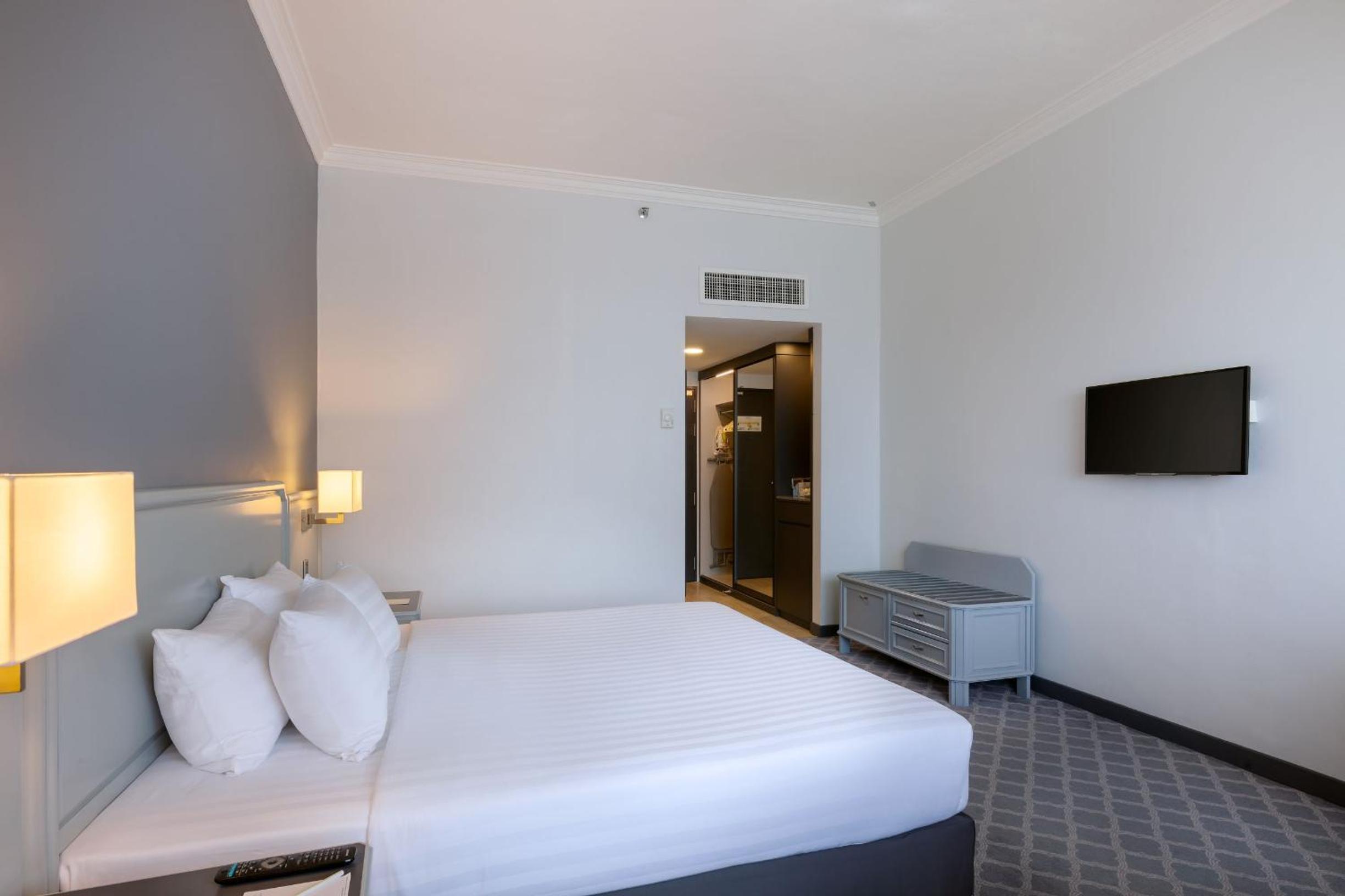 Deluxe King Room - Photo 3