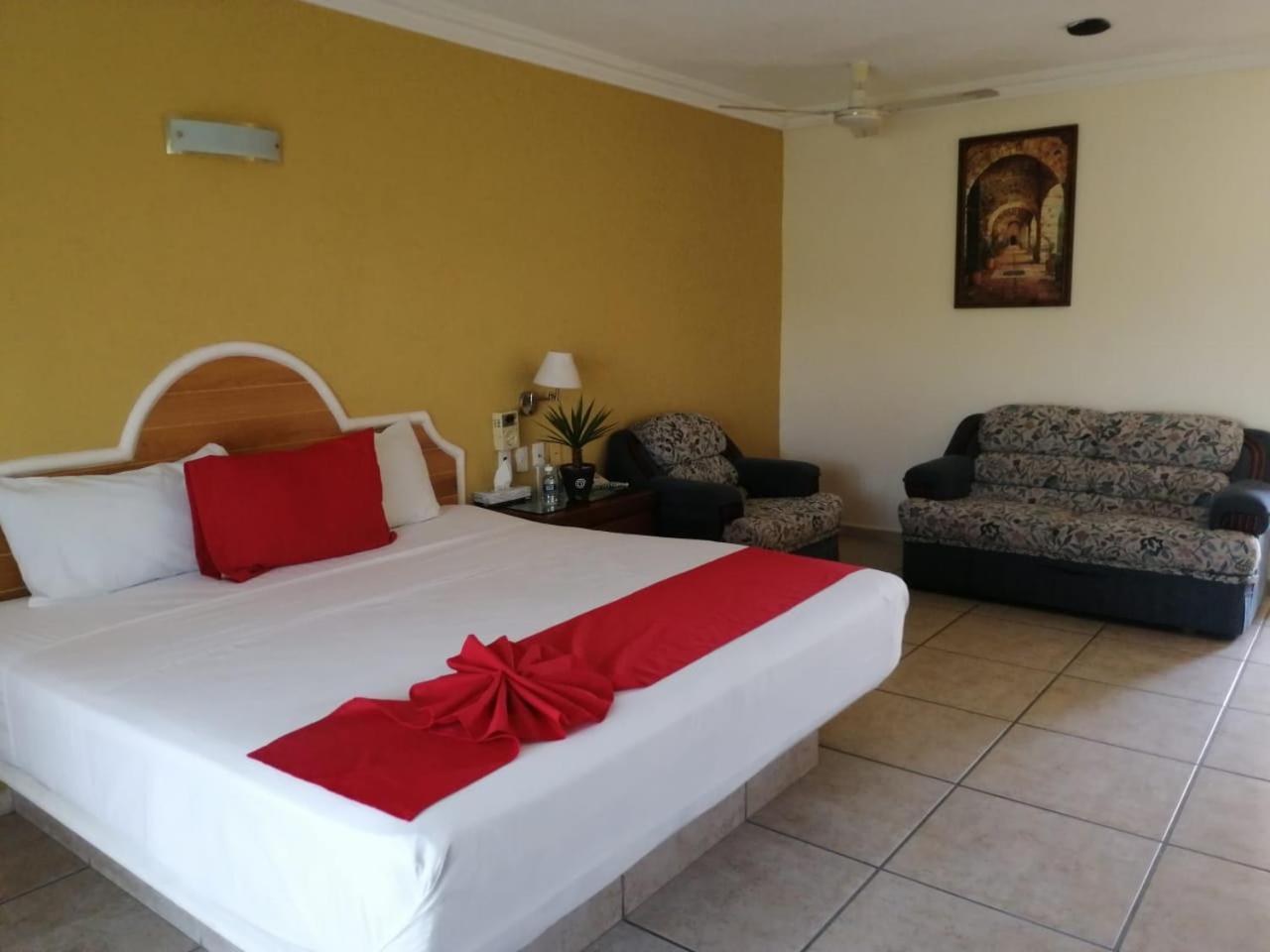 Queen Room with Pool View photo 3