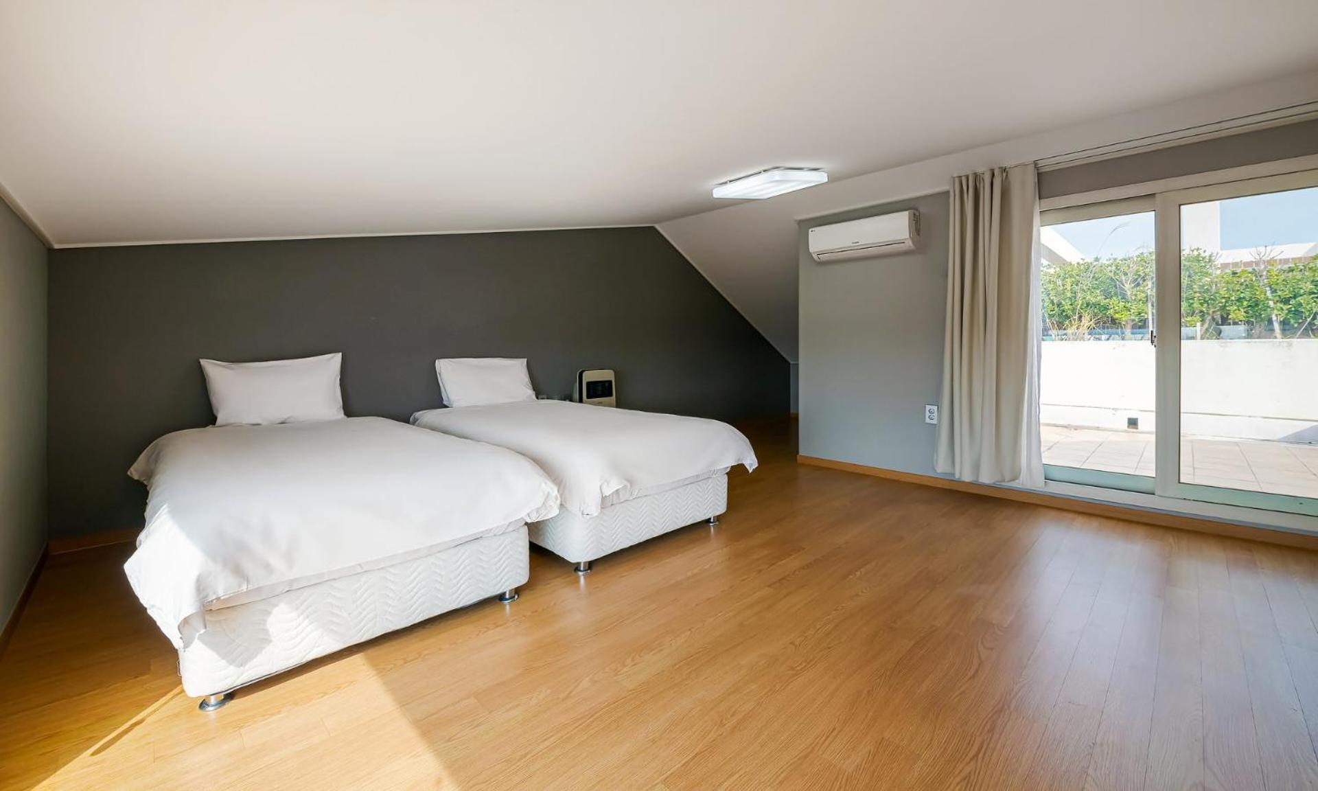 Duplex Quadruple Room - Photo 3