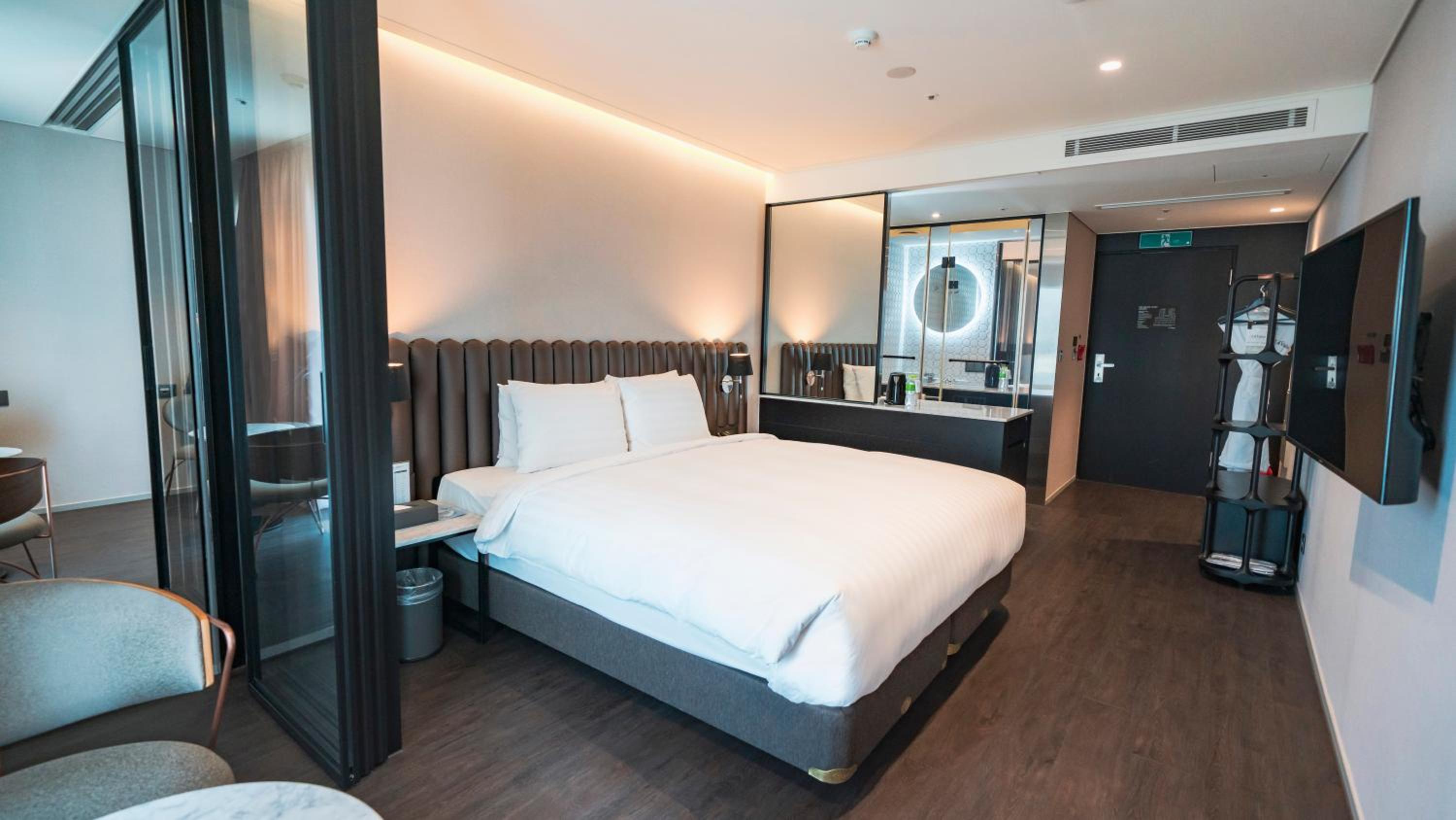 Standard Double Room with City View - Photo 9