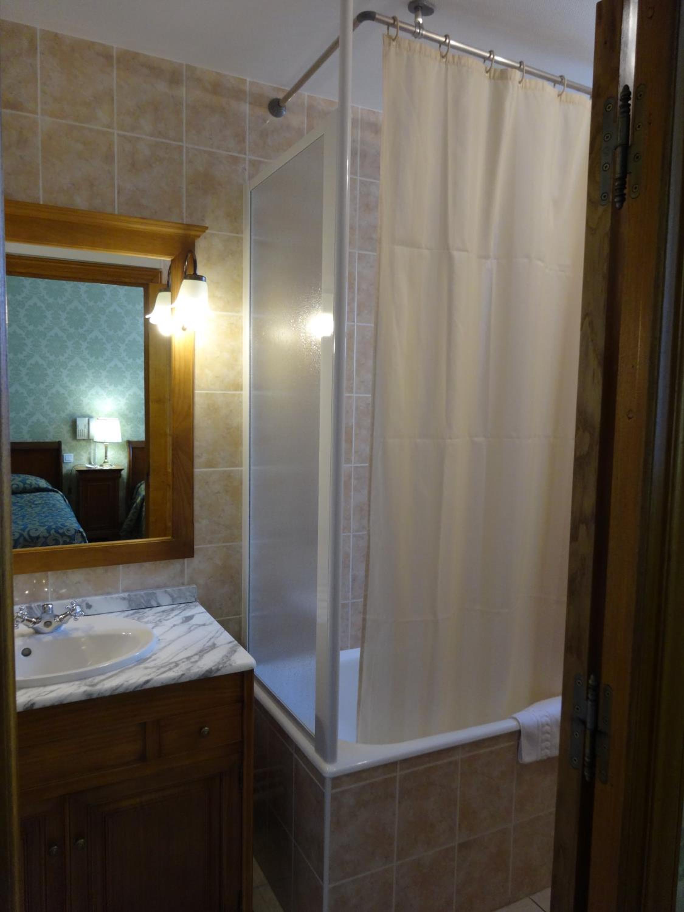 Standard Twin Room - Photo 2