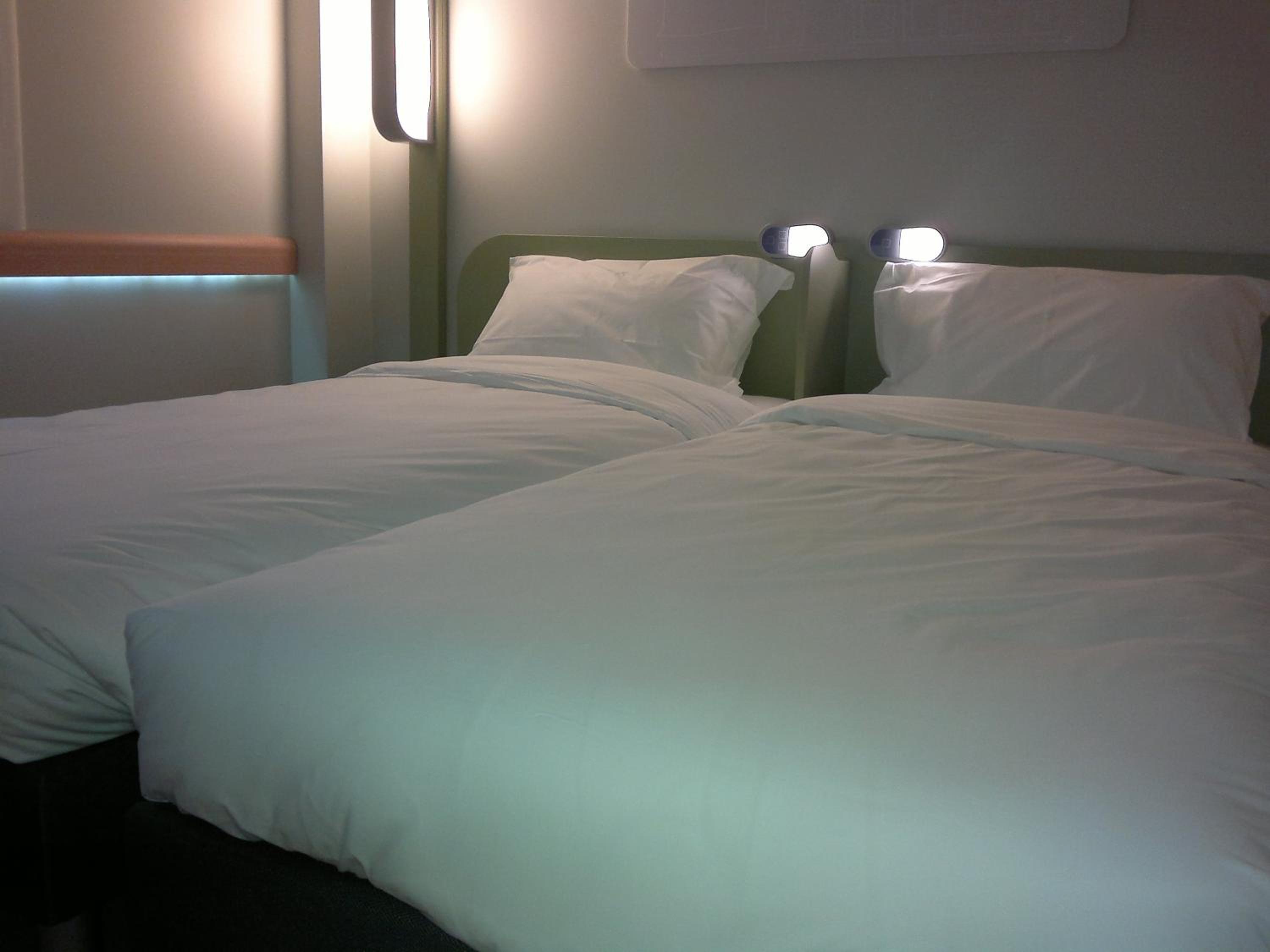 Standard Twin Room - Photo 6