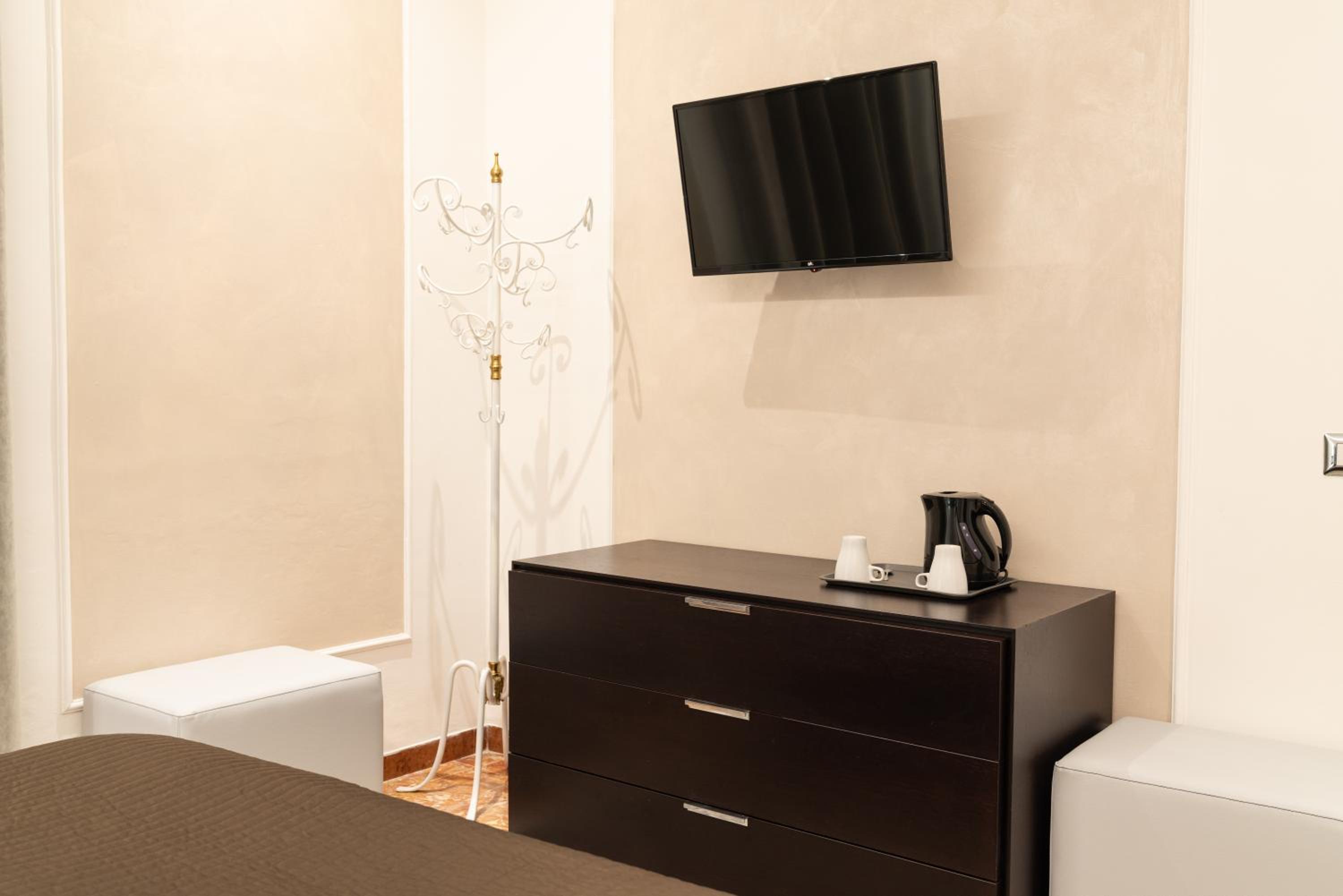 Large Double or Twin Room - Photo 2
