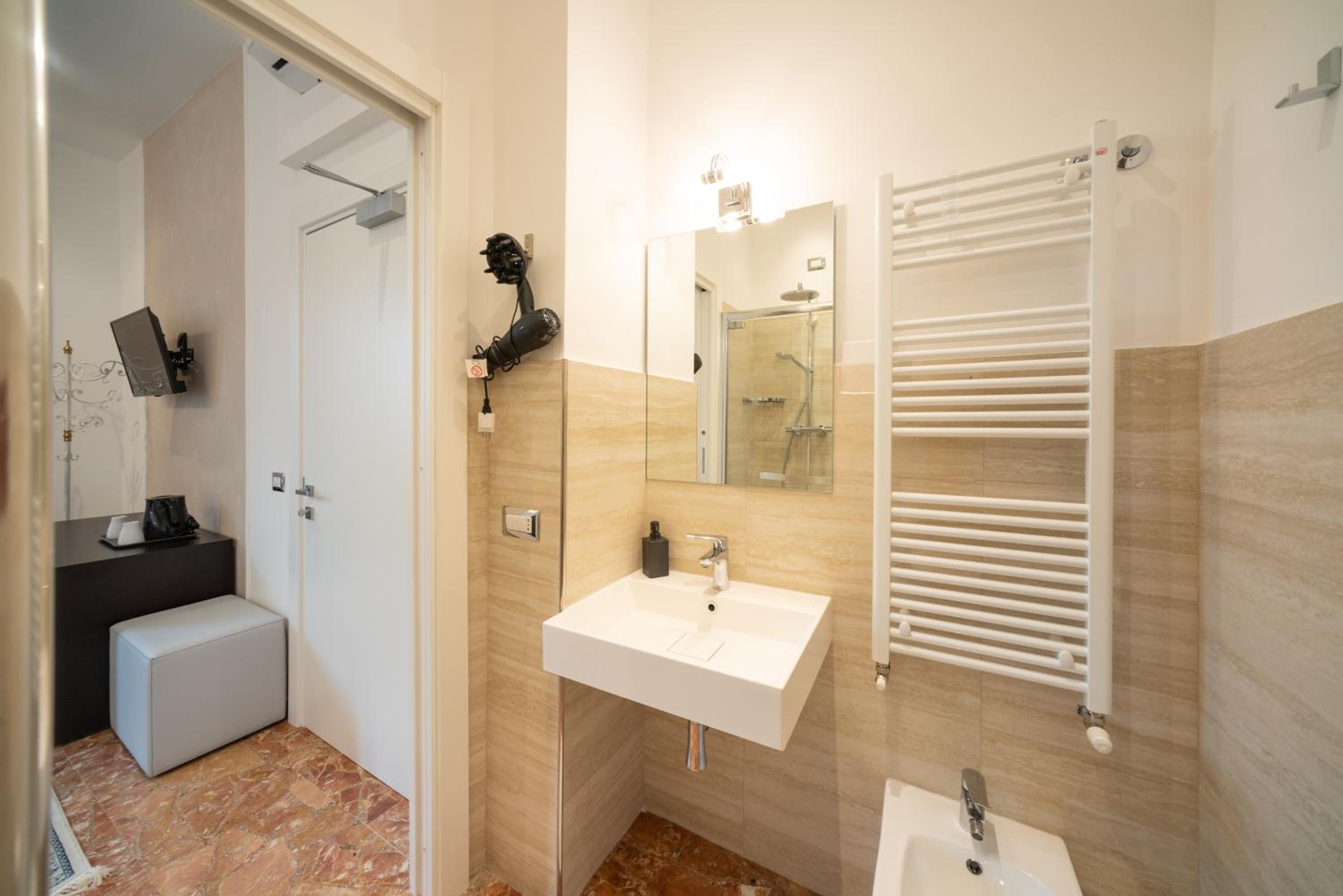 Large Double or Twin Room - Photo 3