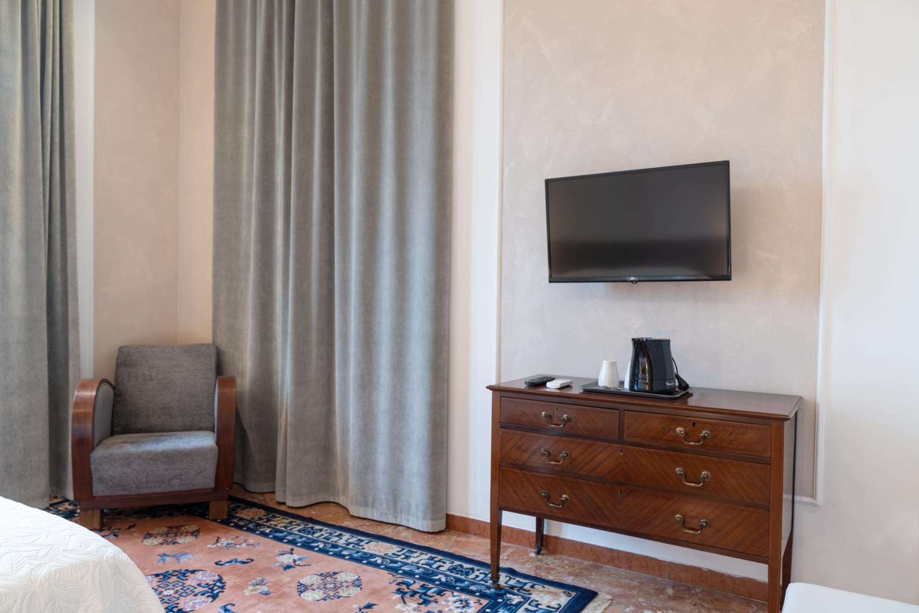 Large Double or Twin Room - Photo 6