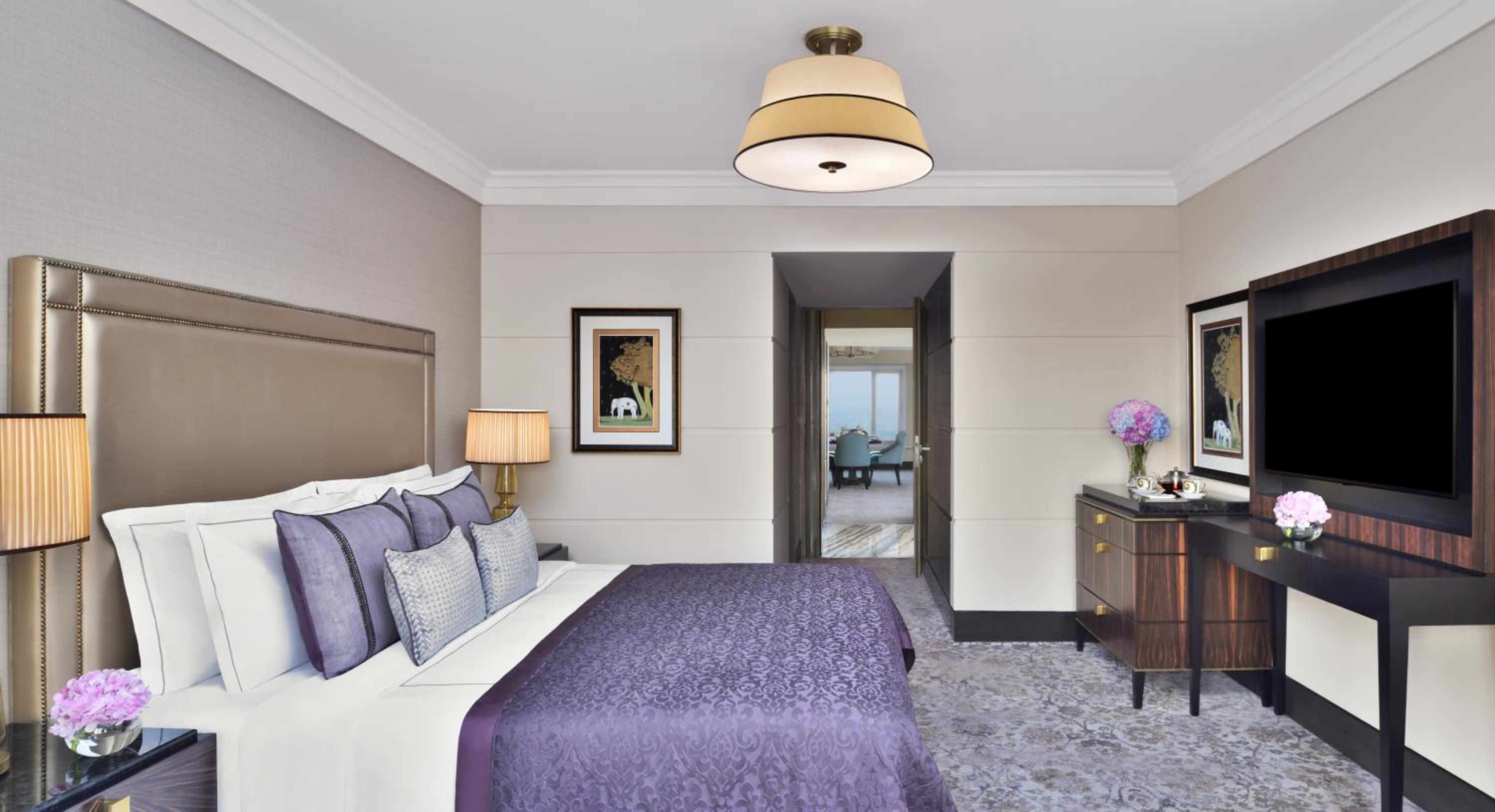 Grand Luxury Suite with one way airport transfer and access to club lounge thumbnail 5