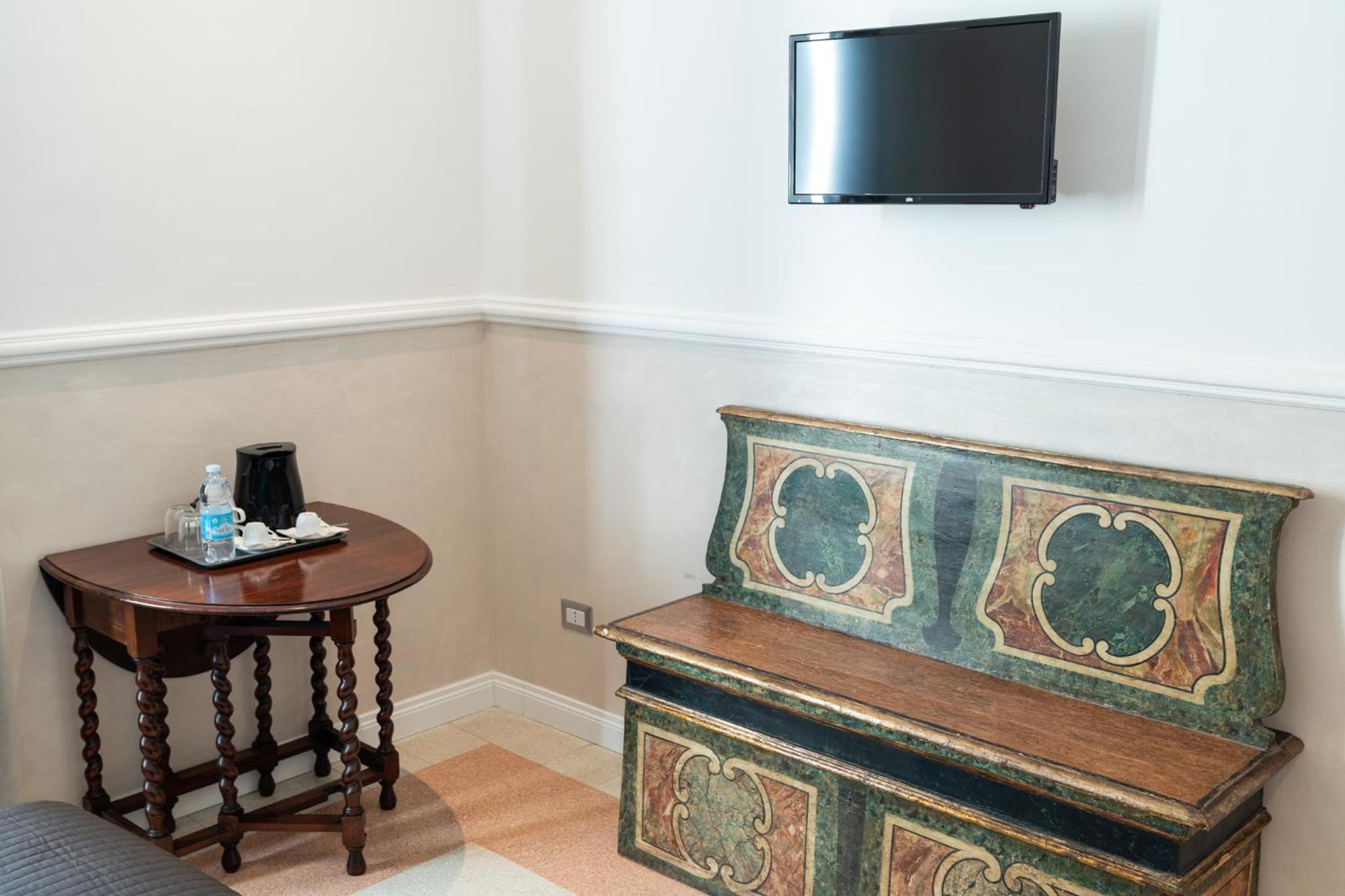 Large Double or Twin Room - Photo 8