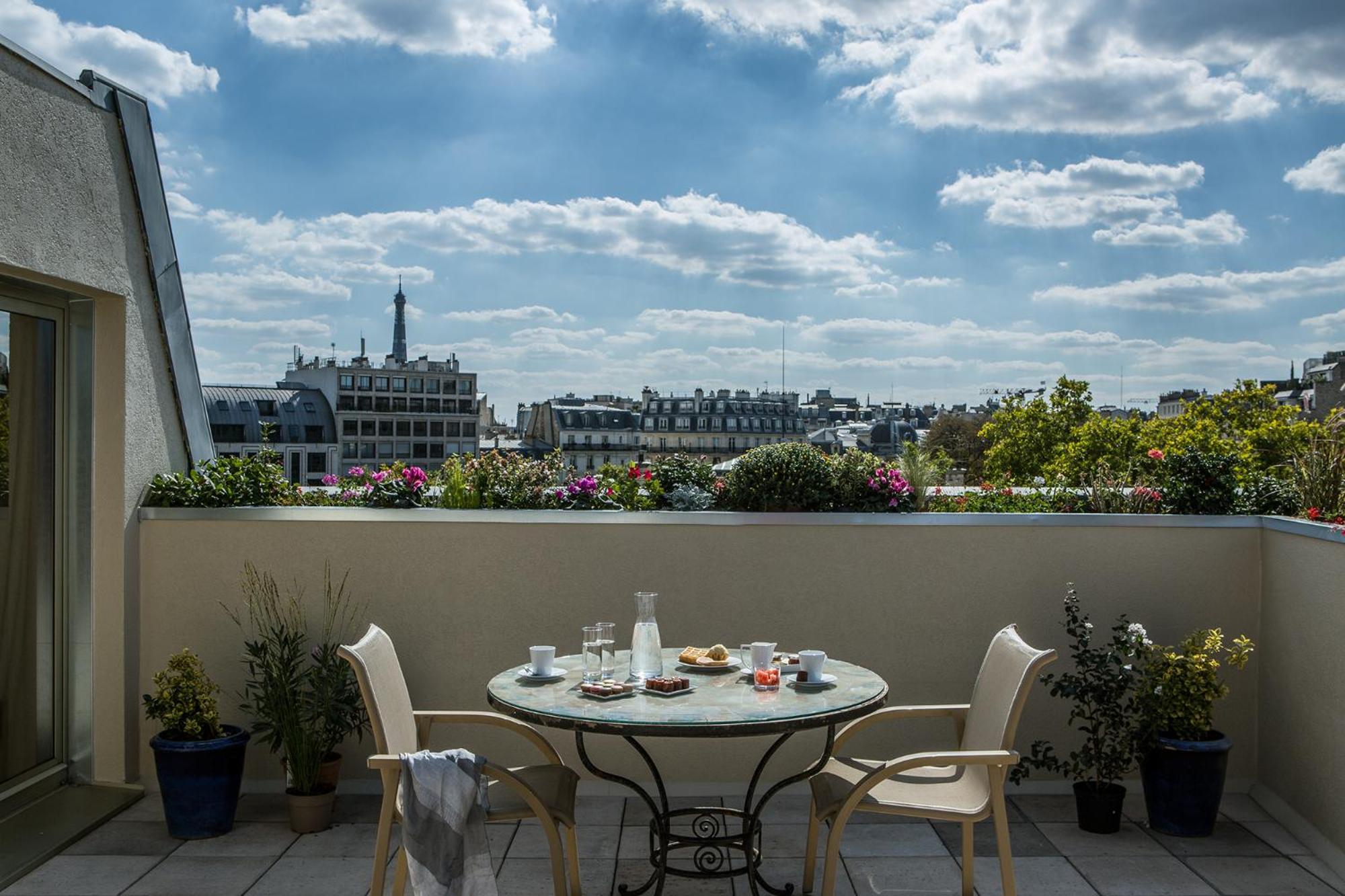 Junior Suite with Terrace and Eiffel Tower View photo 3