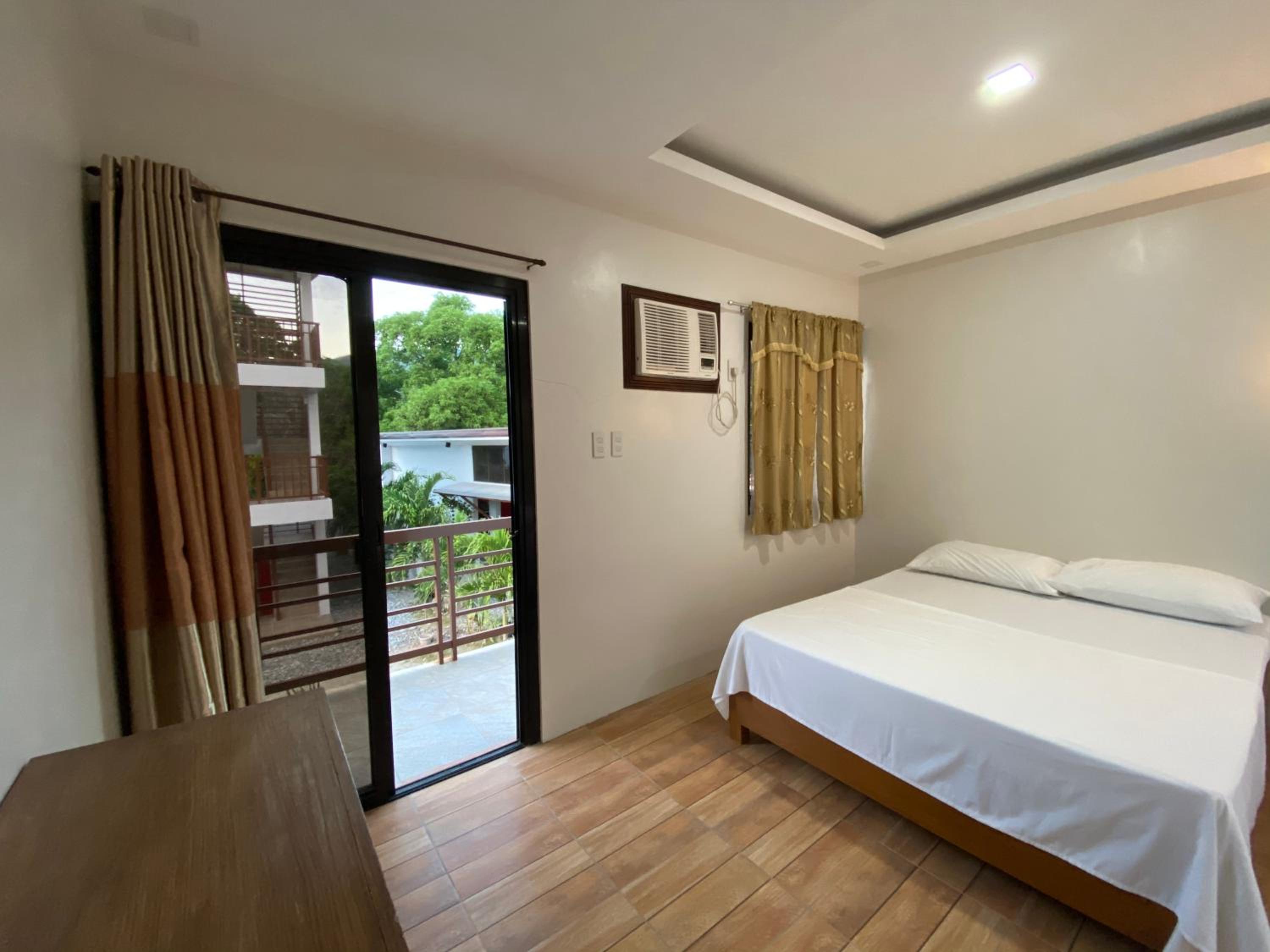 Deluxe Queen Room with Two Queen Beds photo 3