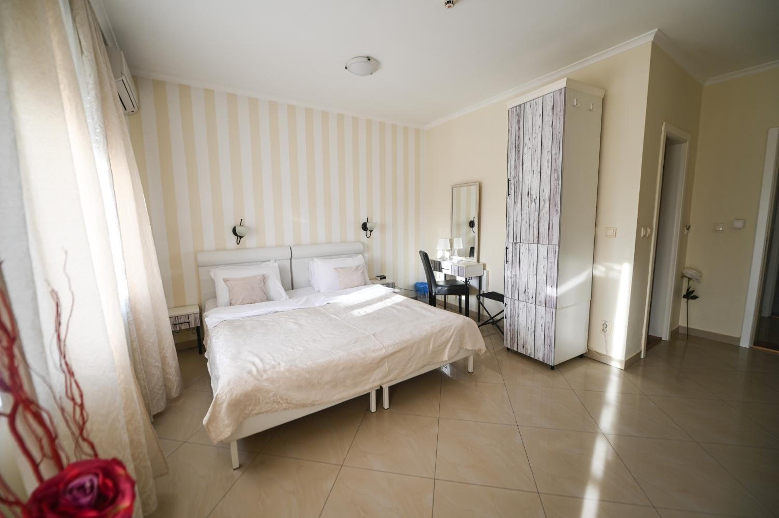 Double or Twin Room - Photo 11