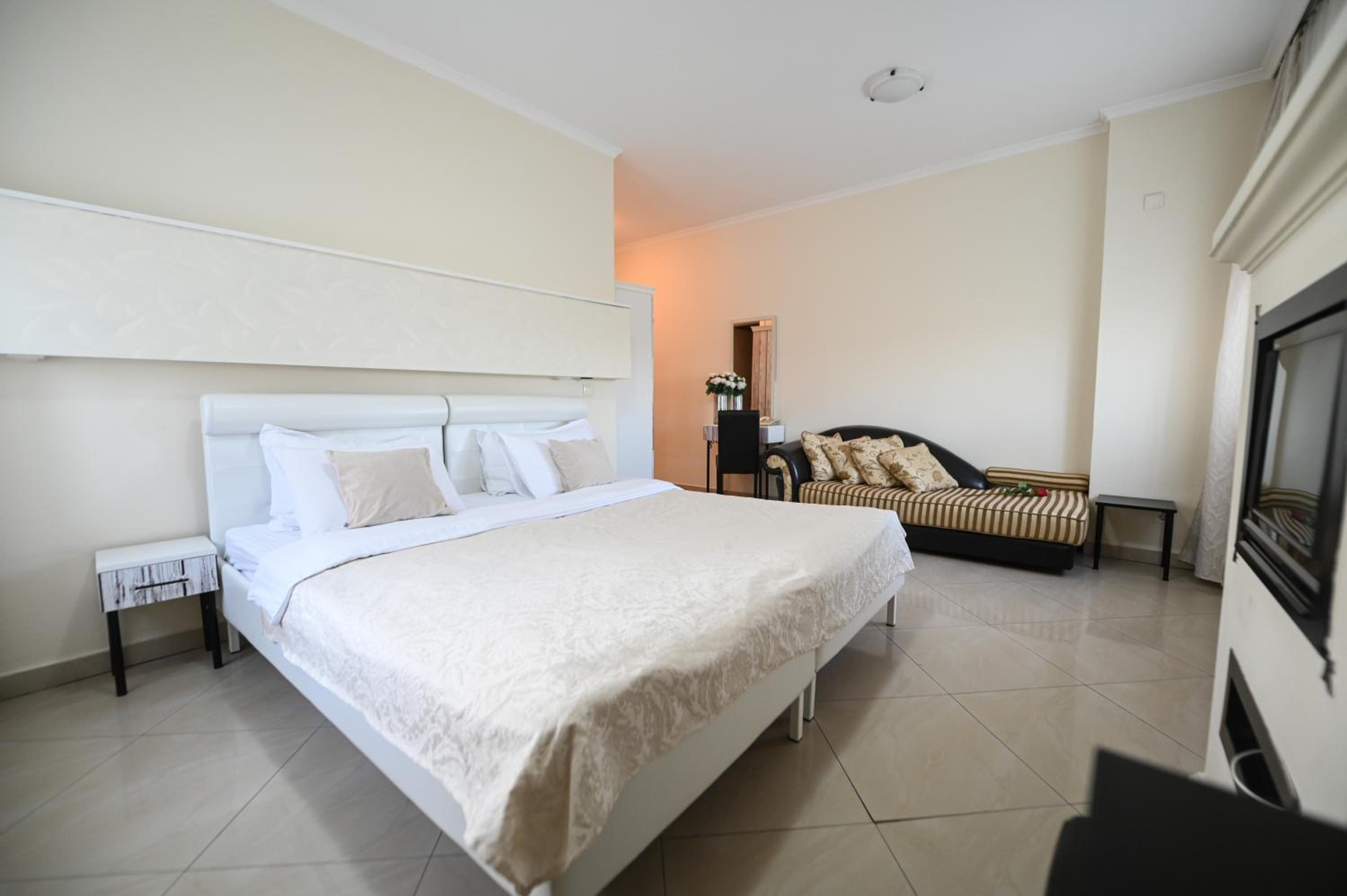 Double or Twin Room - Photo 3