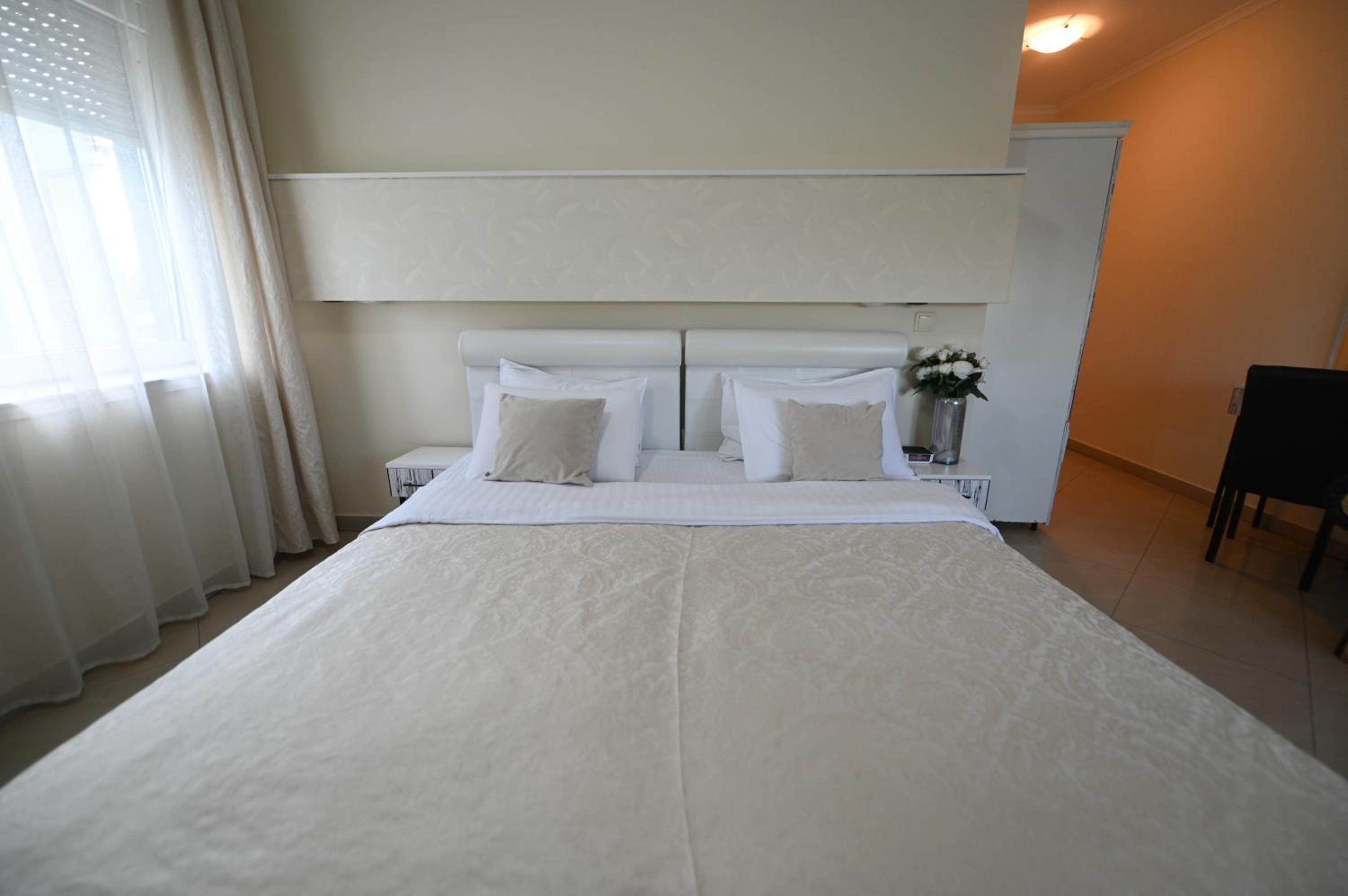 Double or Twin Room - Photo 4