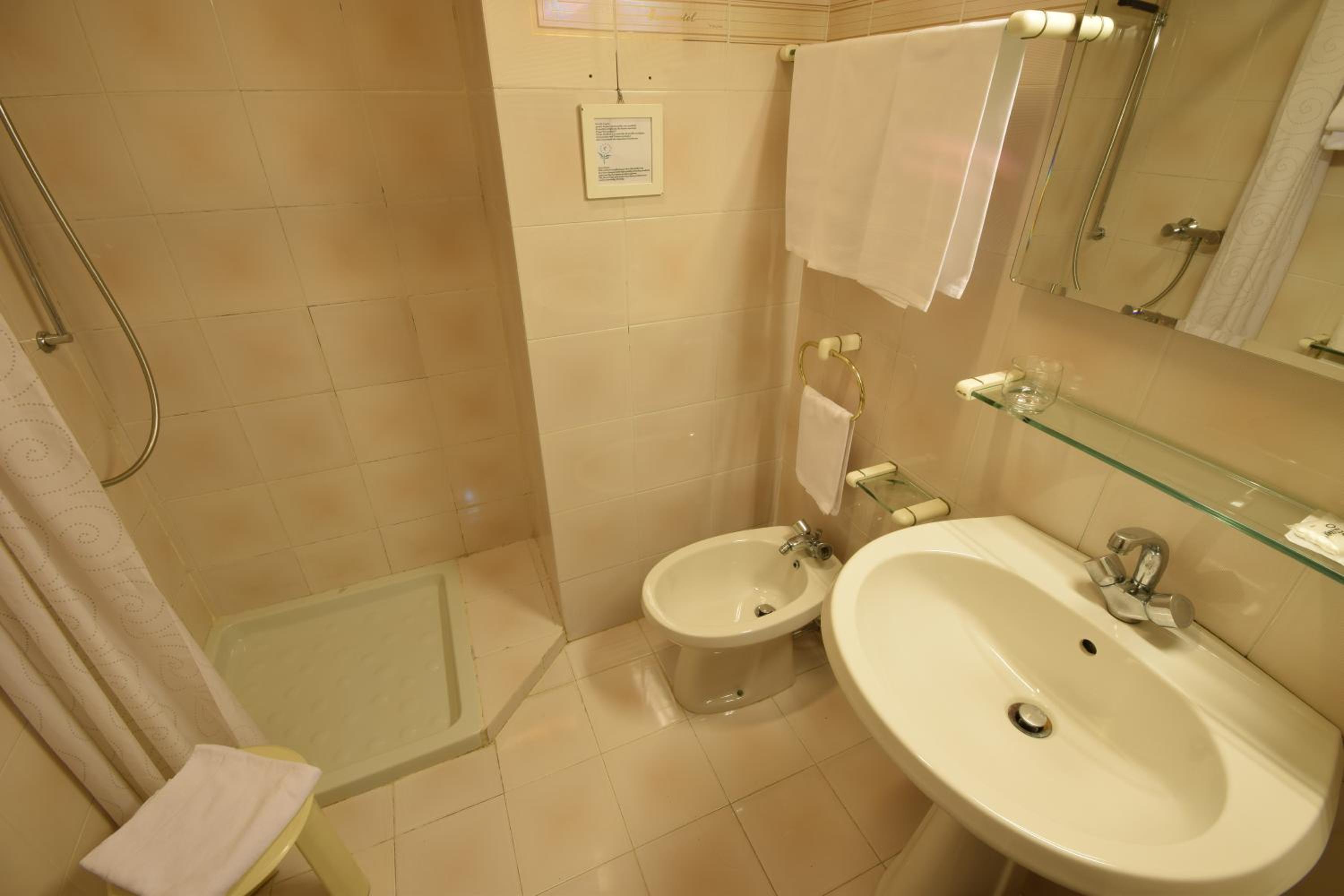 Twin Room - Photo 4