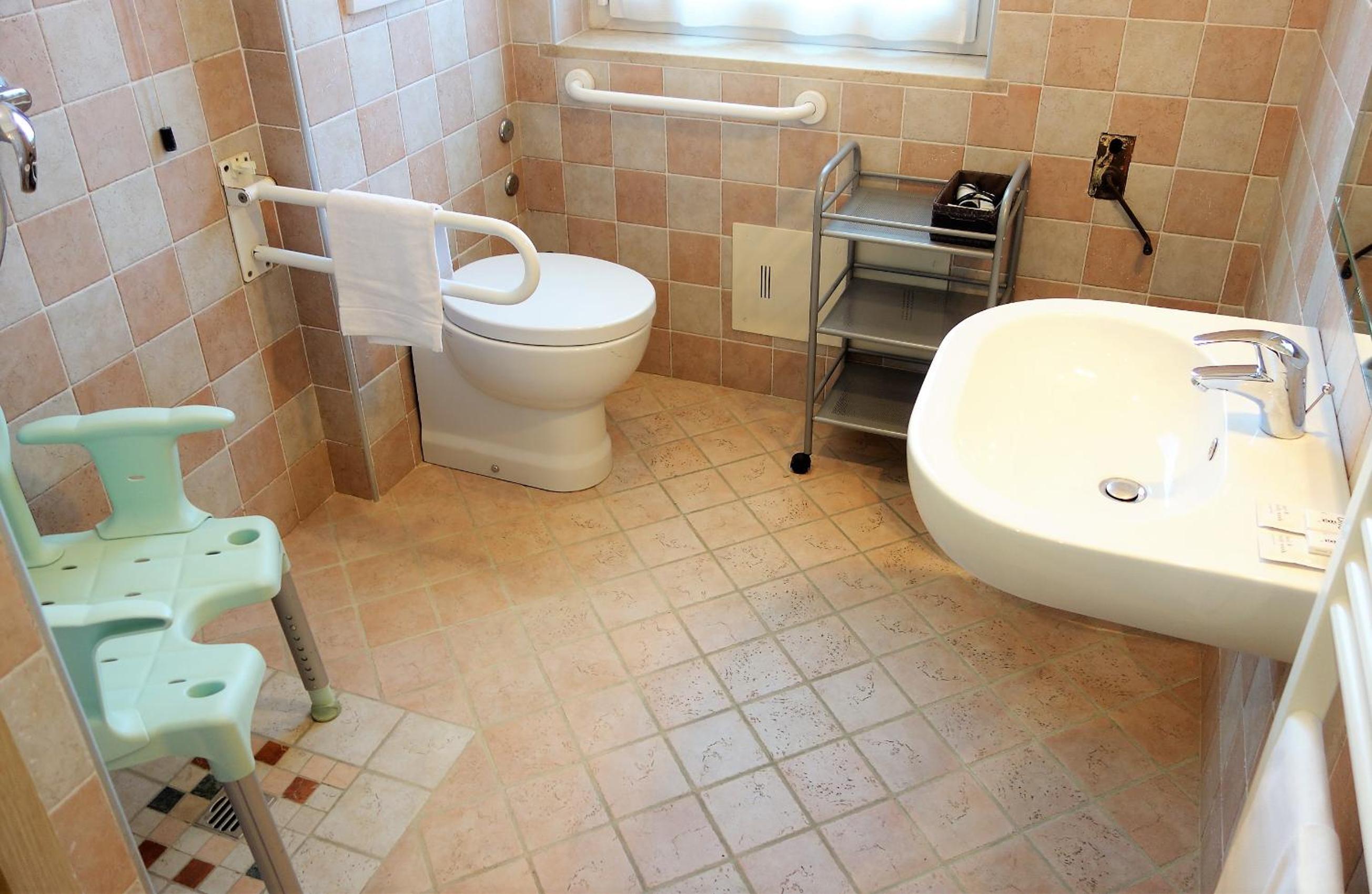 Triple Room - Disability Access - Photo 10