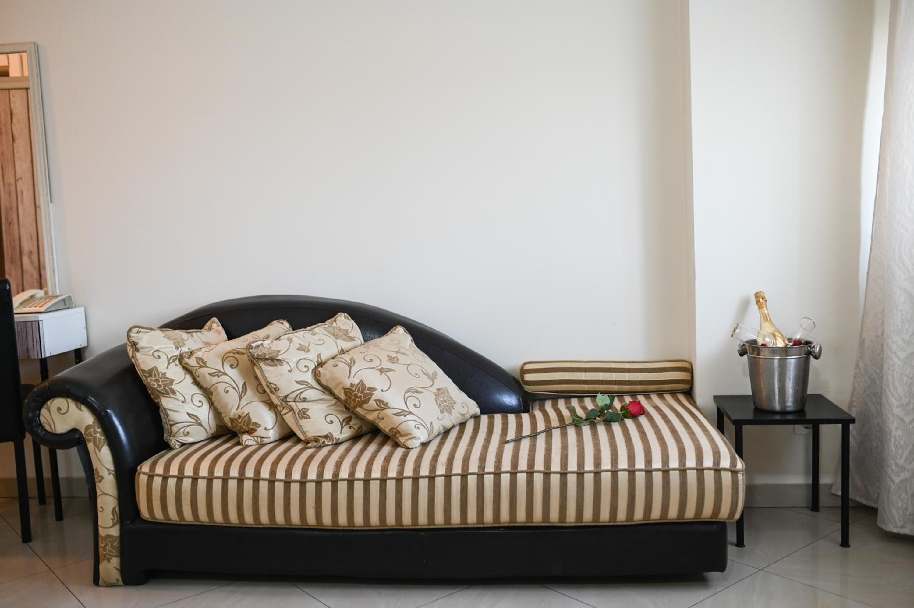 Double or Twin Room - Photo 6