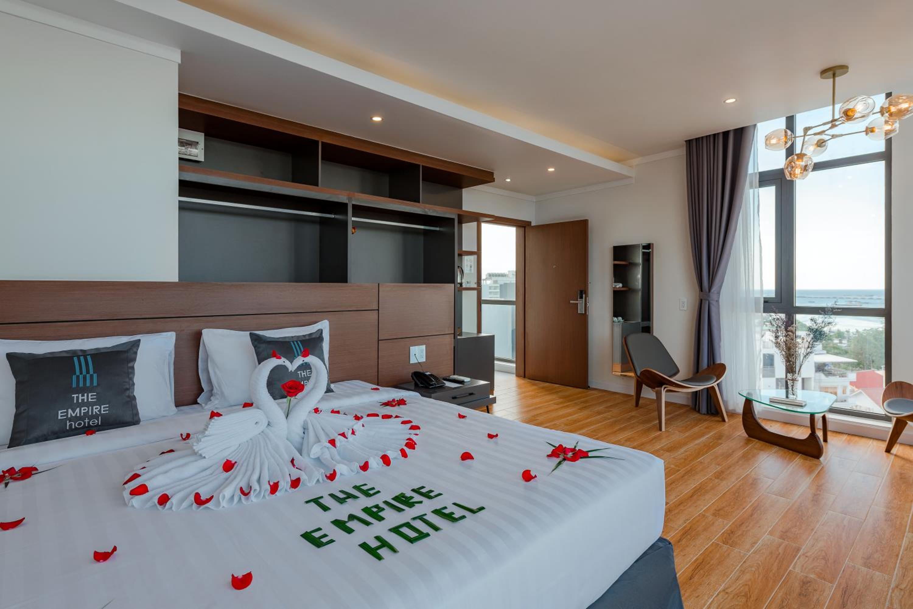 Executive Suite - Photo 3